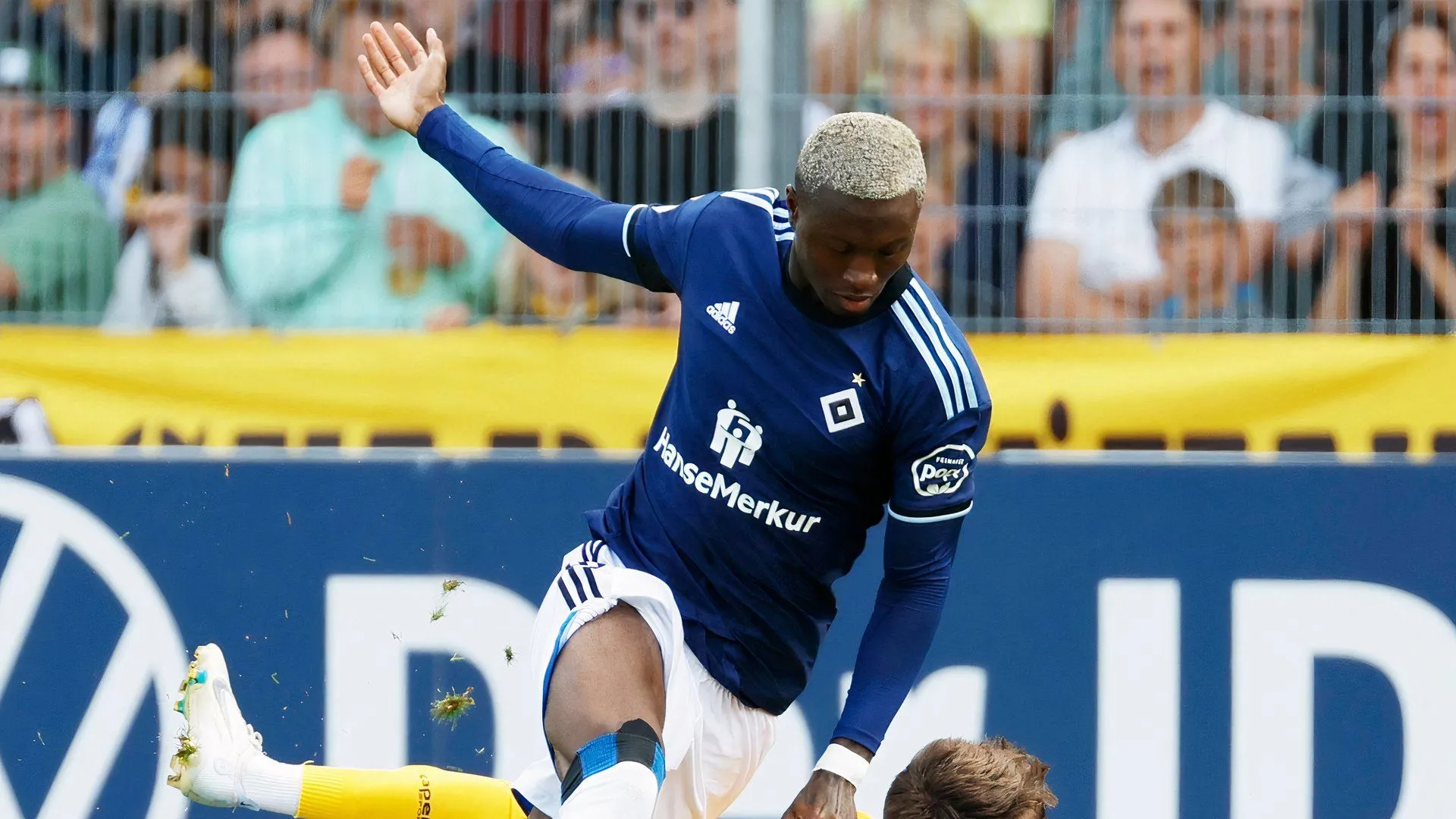 Aaron Opoku, cầu thủ chạy cánh người Đức đang chơi cho Kaiserslautern, được xem là ứng viên thay thế Mustapha Bundu tại Plymouth Argyle.