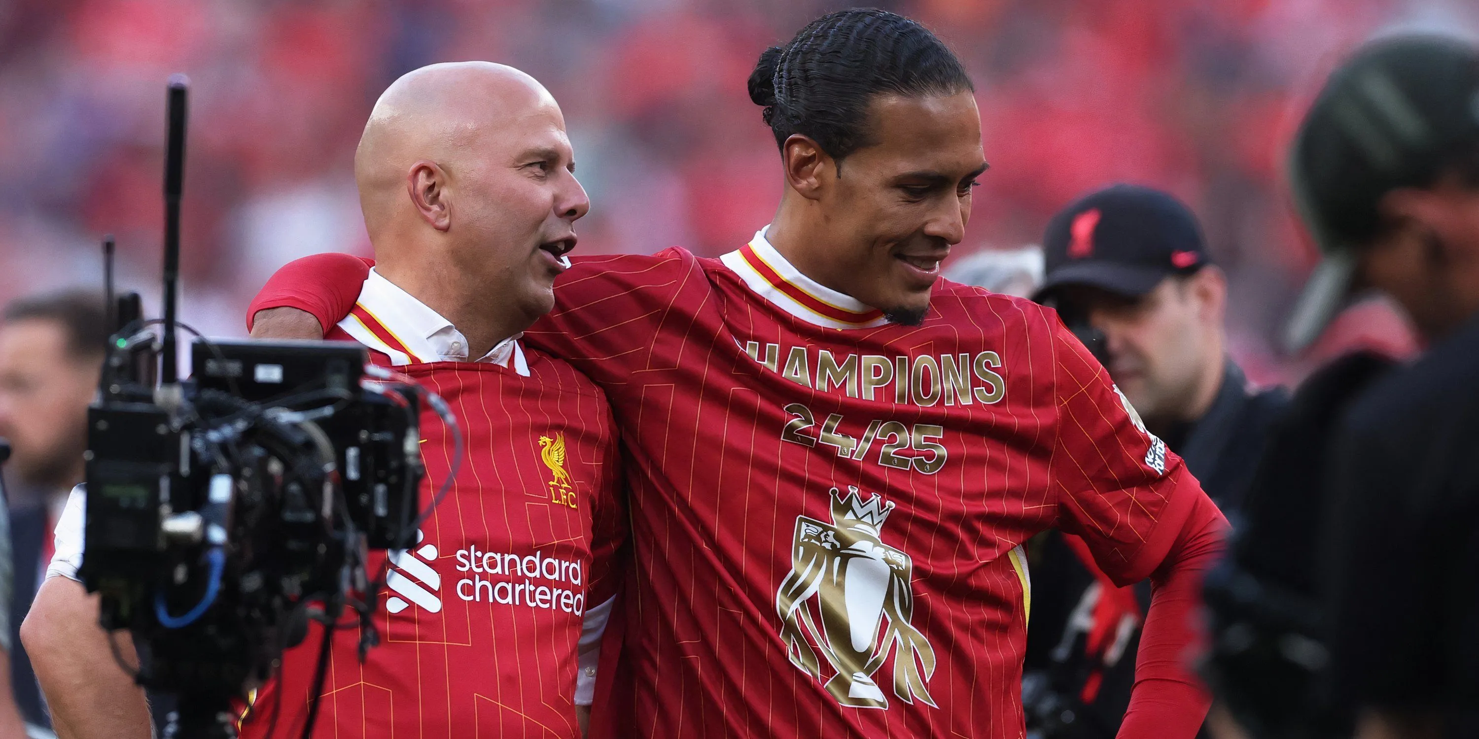 Arne Slot và đội trưởng Virgil van Dijk trong một buổi tập của Liverpool