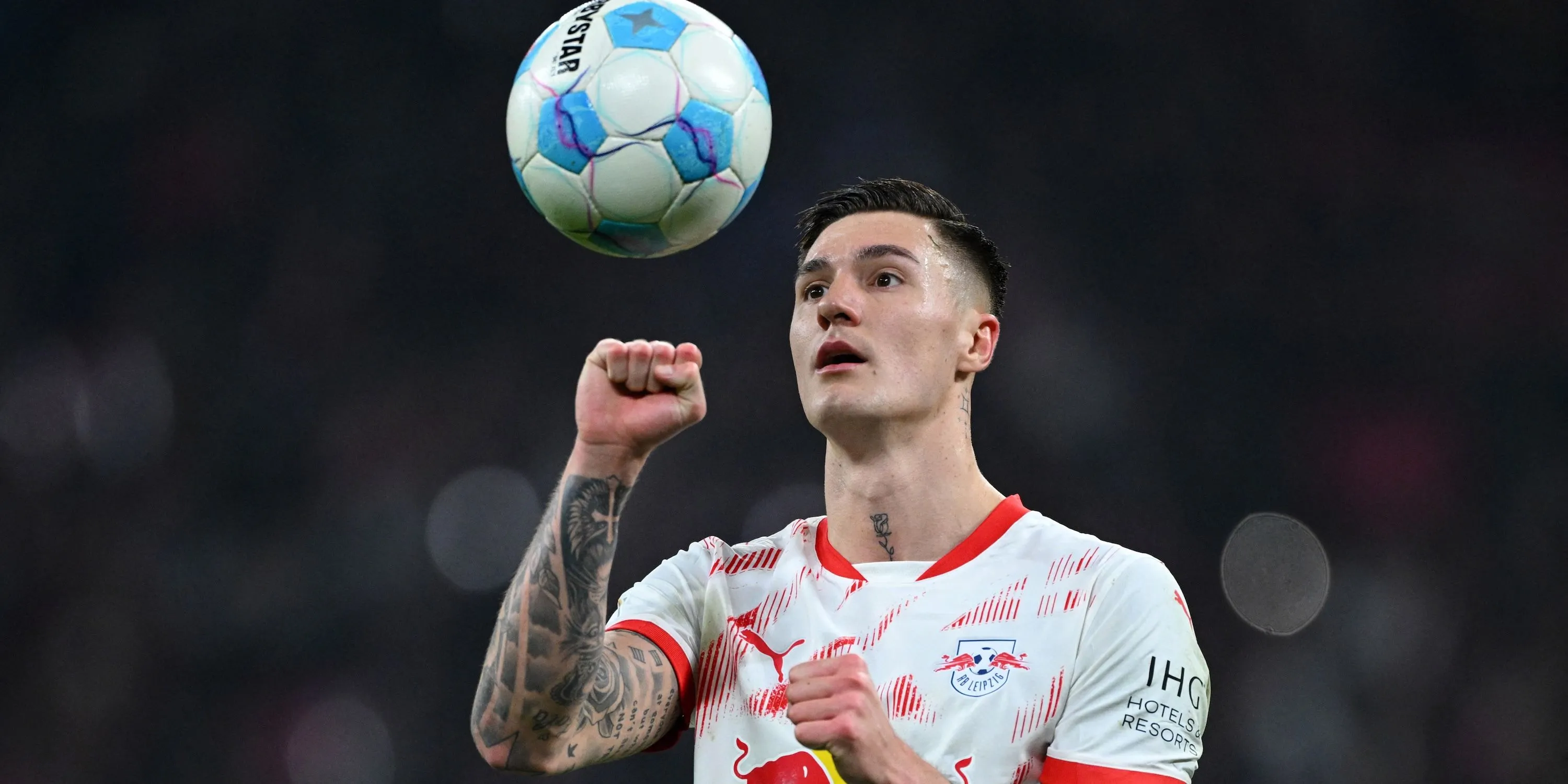 Benjamin Šeško chuẩn bị thực hiện quả phạt đền trong trận đấu cho RB Leipzig