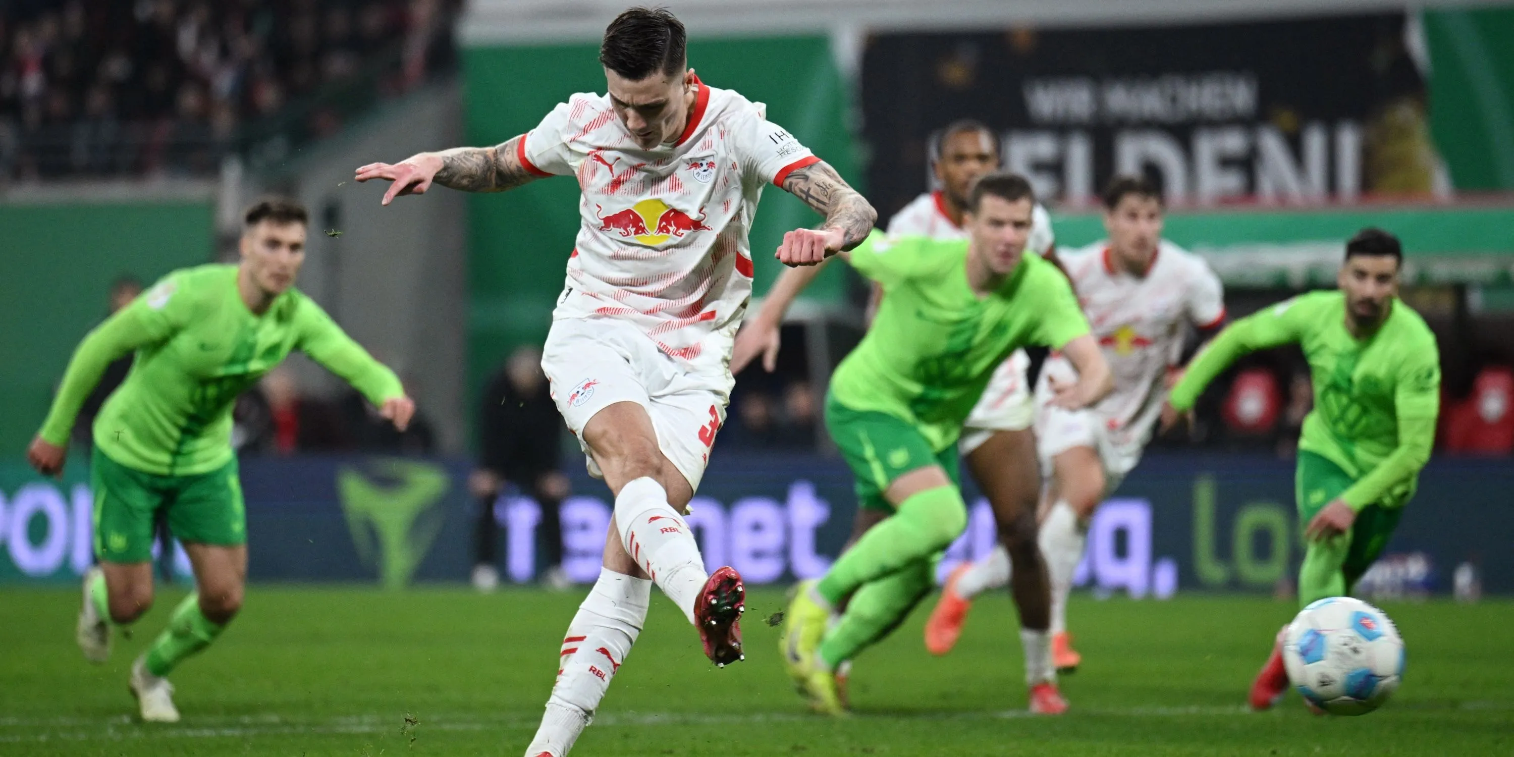 Benjamin Sesko ghi bàn từ chấm phạt đền cho RB Leipzig