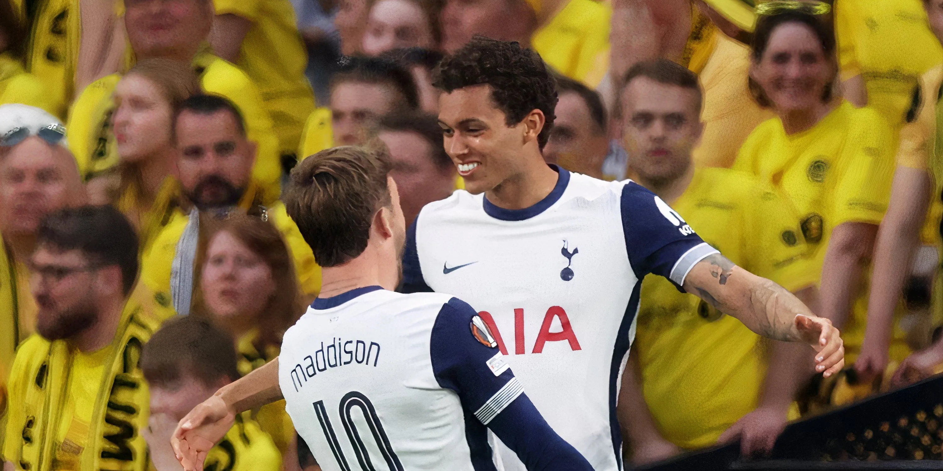 Brennan Johnson thi đấu tại Europa League cho Spurs