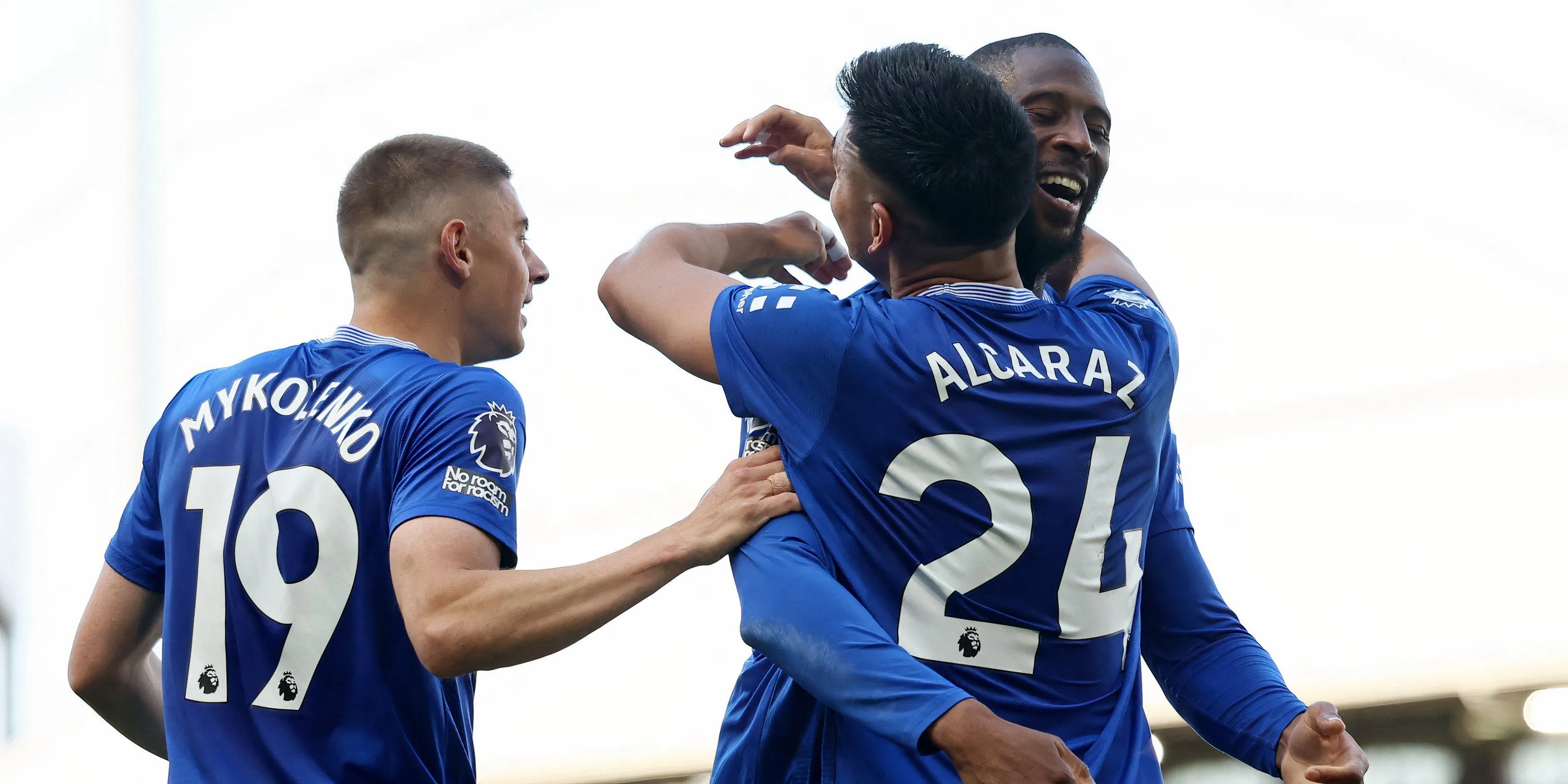 Các cầu thủ Everton ăn mừng chiến thắng quan trọng tại Craven Cottage