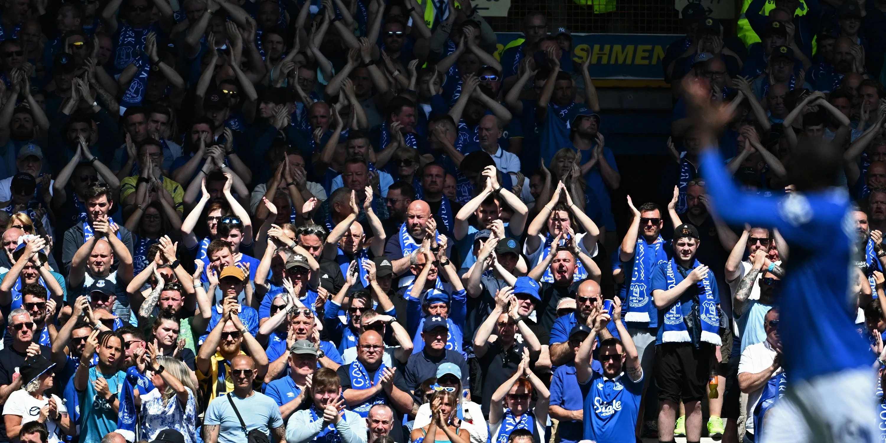 Các cầu thủ Everton ăn mừng hoặc tri ân người hâm mộ tại sân Goodison Park