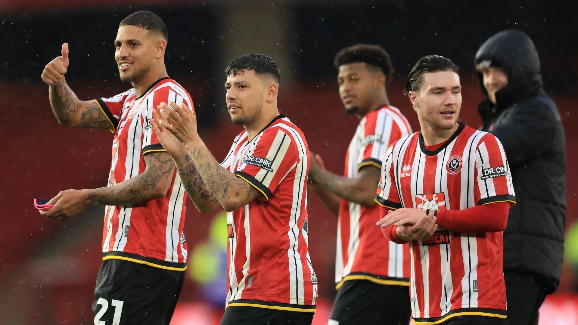 Các cầu thủ Sheffield United tri ân người hâm mộ tại sân Bramall Lane