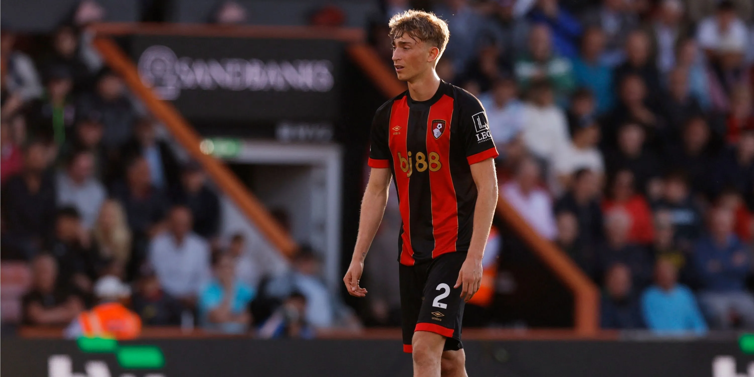 Dean Huijsen trong màu áo Bournemouth, trung vệ mà Chelsea từng theo đuổi.