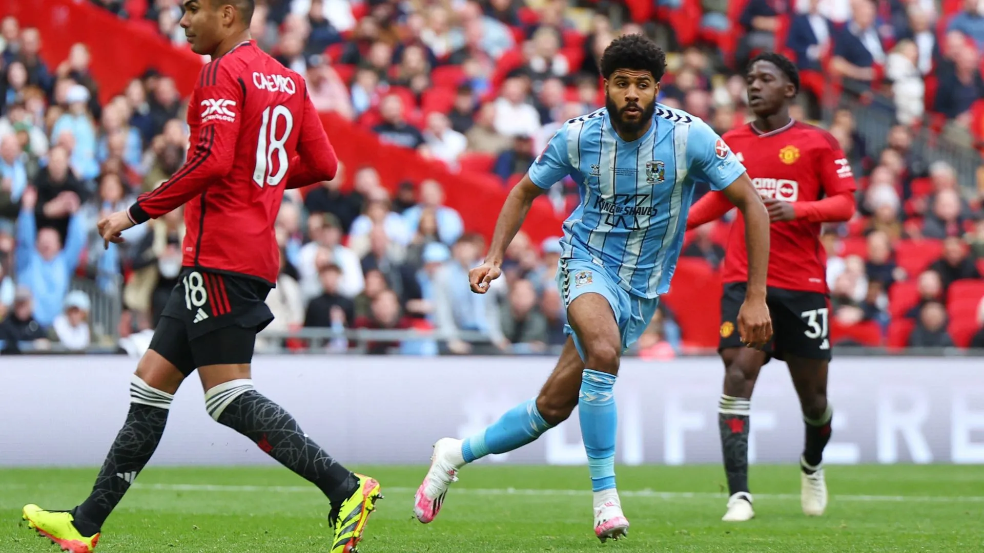 Ellis Simms ăn mừng bàn thắng trong trận Coventry City gặp Manchester United