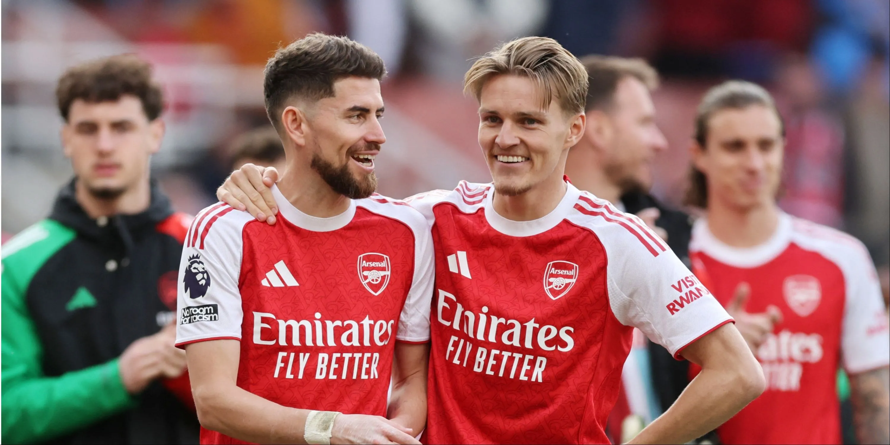 Hai tiền vệ Arsenal Jorginho và Martin Odegaard trên sân