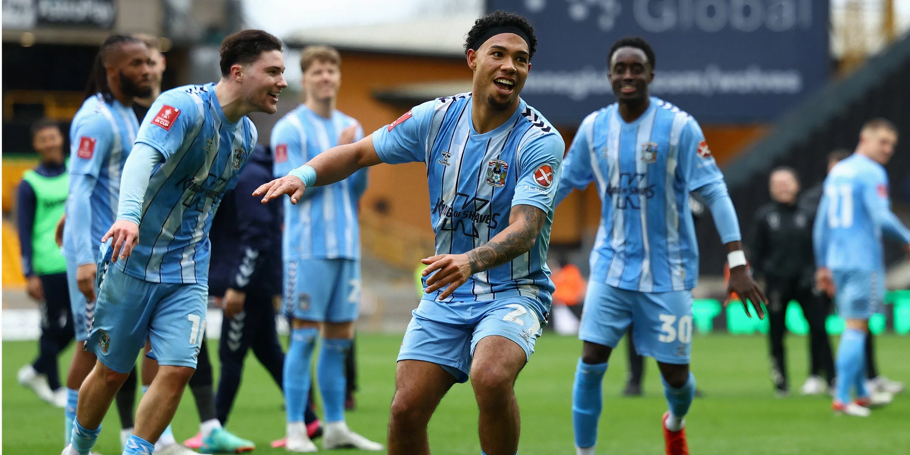 Hậu vệ Milan van Ewijk trong màu áo Coventry City, mục tiêu chuyển nhượng của Everton