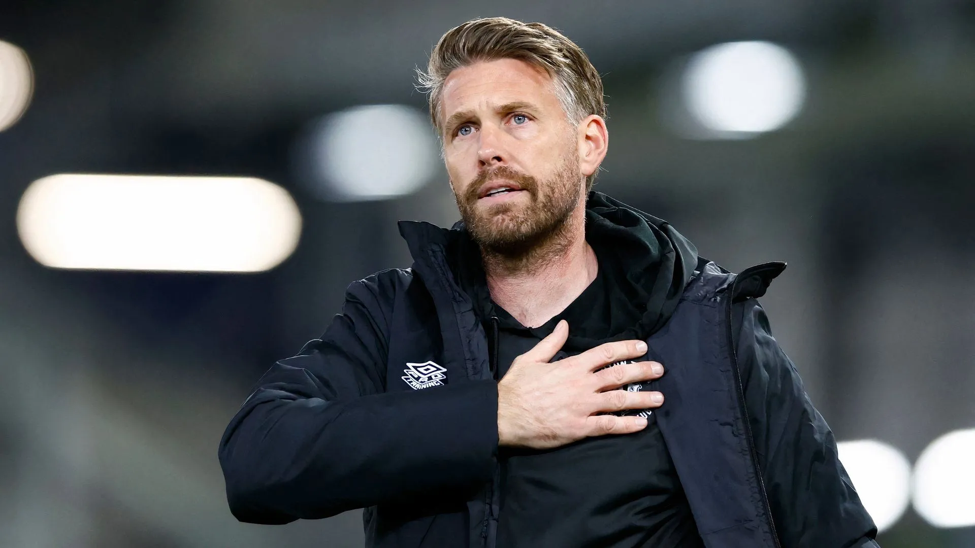 HLV Rob Edwards chỉ đạo trận đấu của Luton Town