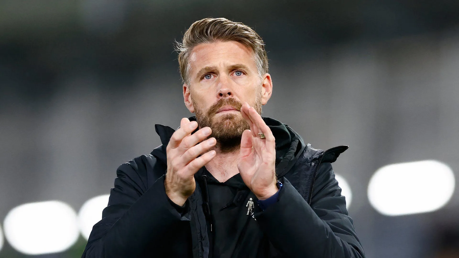 HLV Rob Edwards trên sân tập của Luton Town