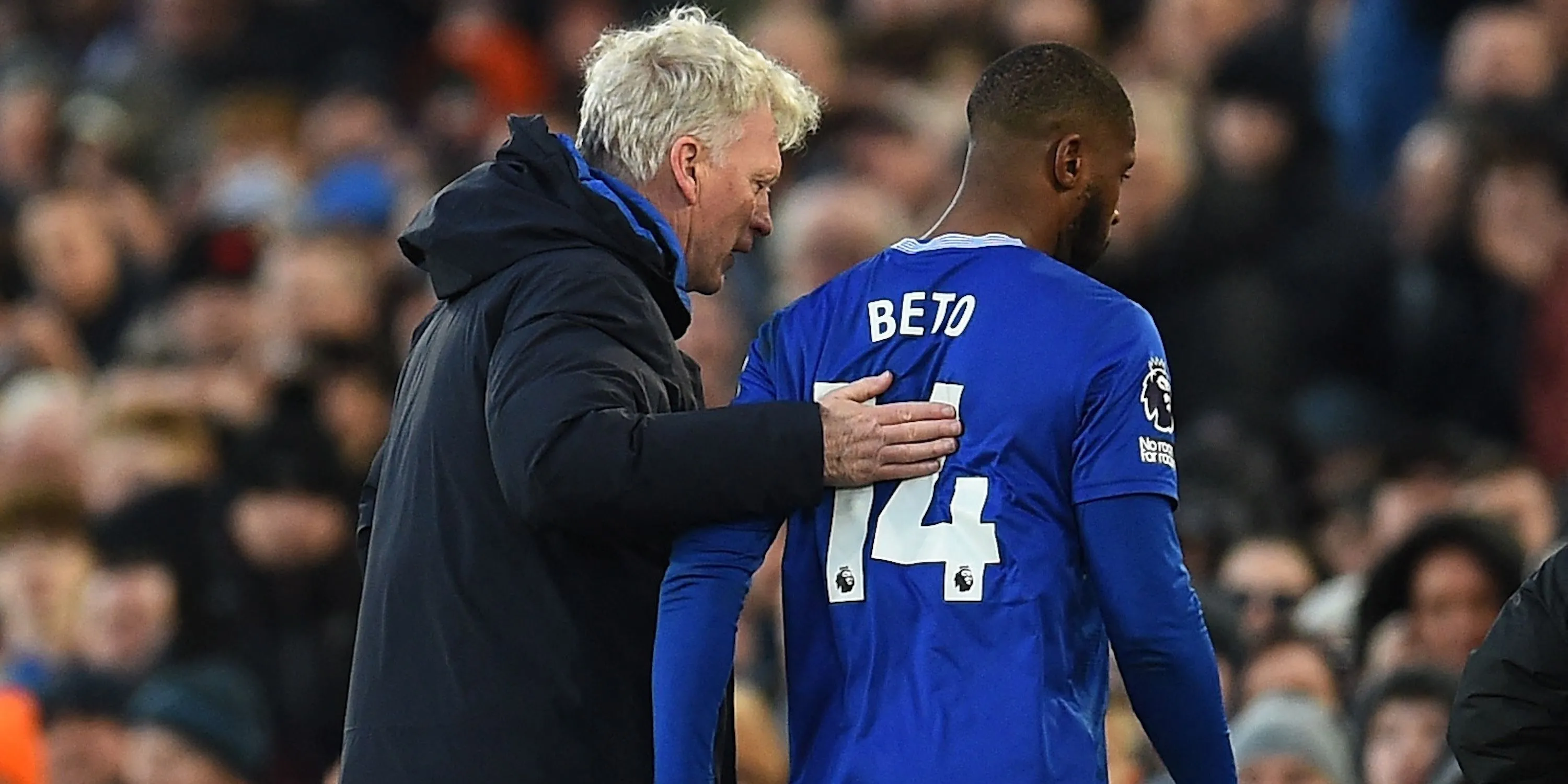 Huấn luyện viên David Moyes của Everton trò chuyện cùng tiền đạo Beto
