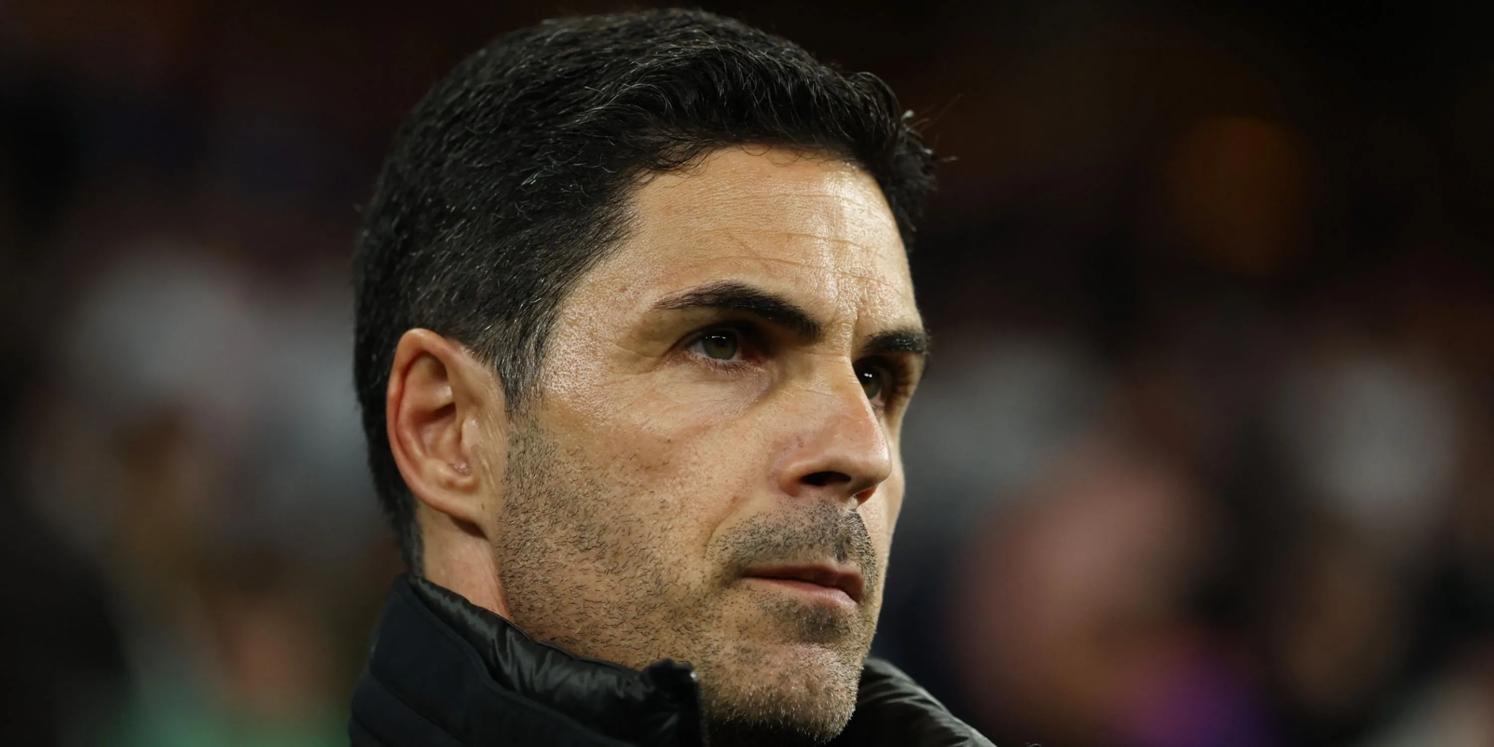 Huấn luyện viên Mikel Arteta của Arsenal trầm tư bên đường biên trong trận đấu Premier League