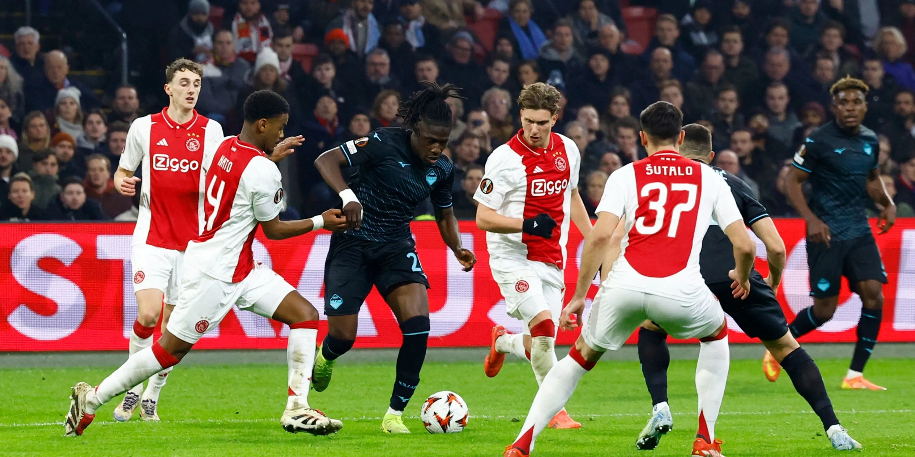 Jorrel Hato thể hiện khả năng chuyền bóng và tấn công từ tuyến dưới trong màu áo Ajax.