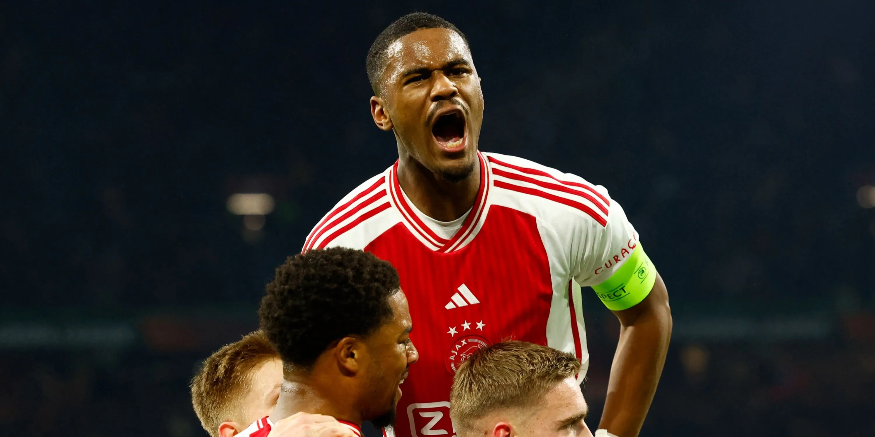 Jorrel Hato thi đấu cho Ajax, cầu thủ đang được nhiều câu lạc bộ lớn quan tâm.
