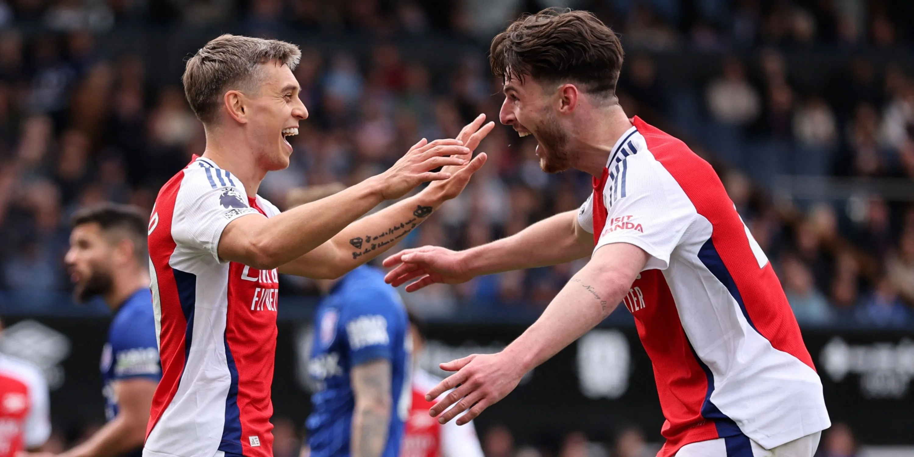 Leandro Trossard và Declan Rice trên sân, bối cảnh tin chuyển nhượng Arsenal