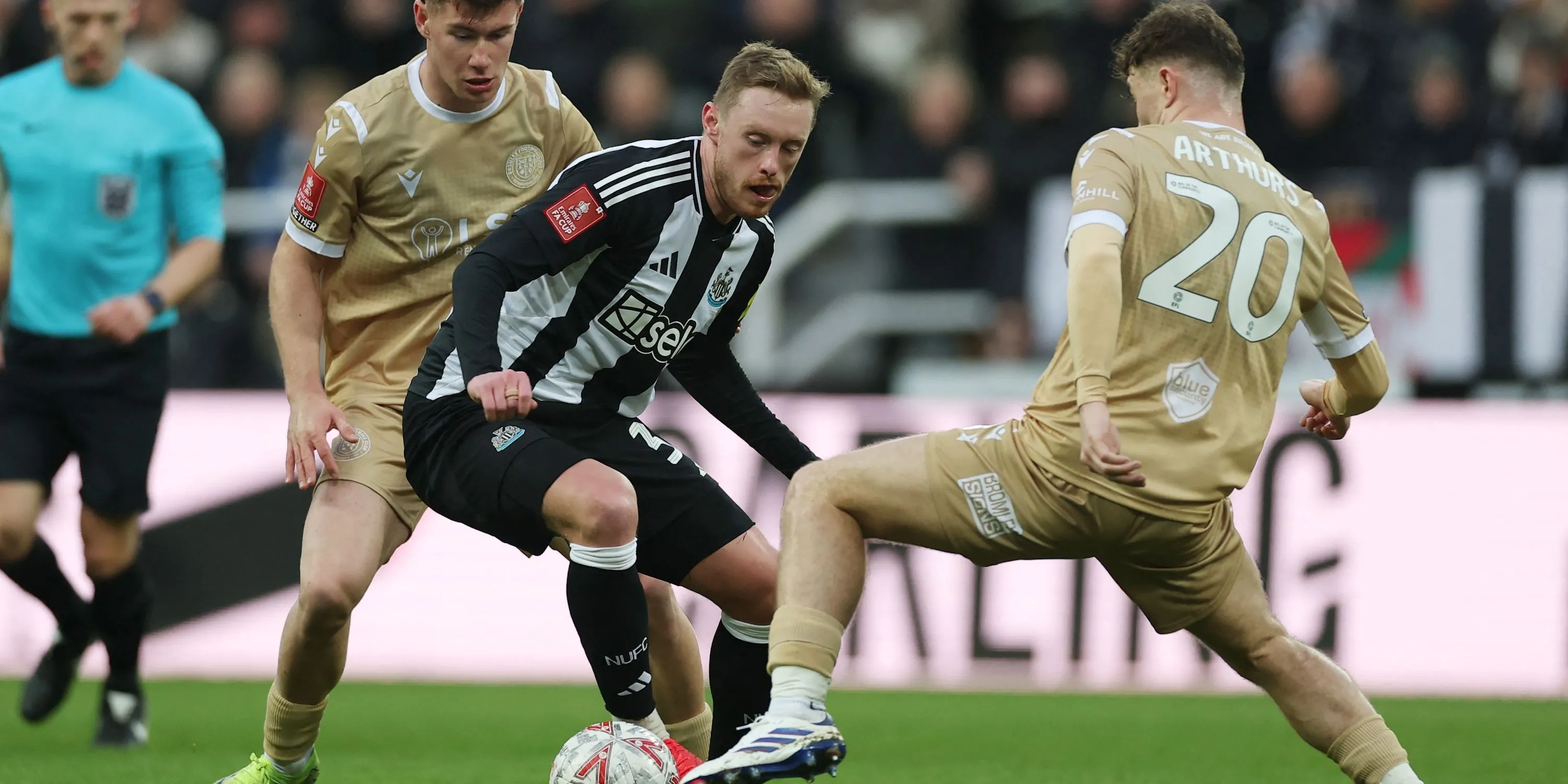 Sean Longstaff thi đấu cho Newcastle, phong cách tiền vệ box-to-box