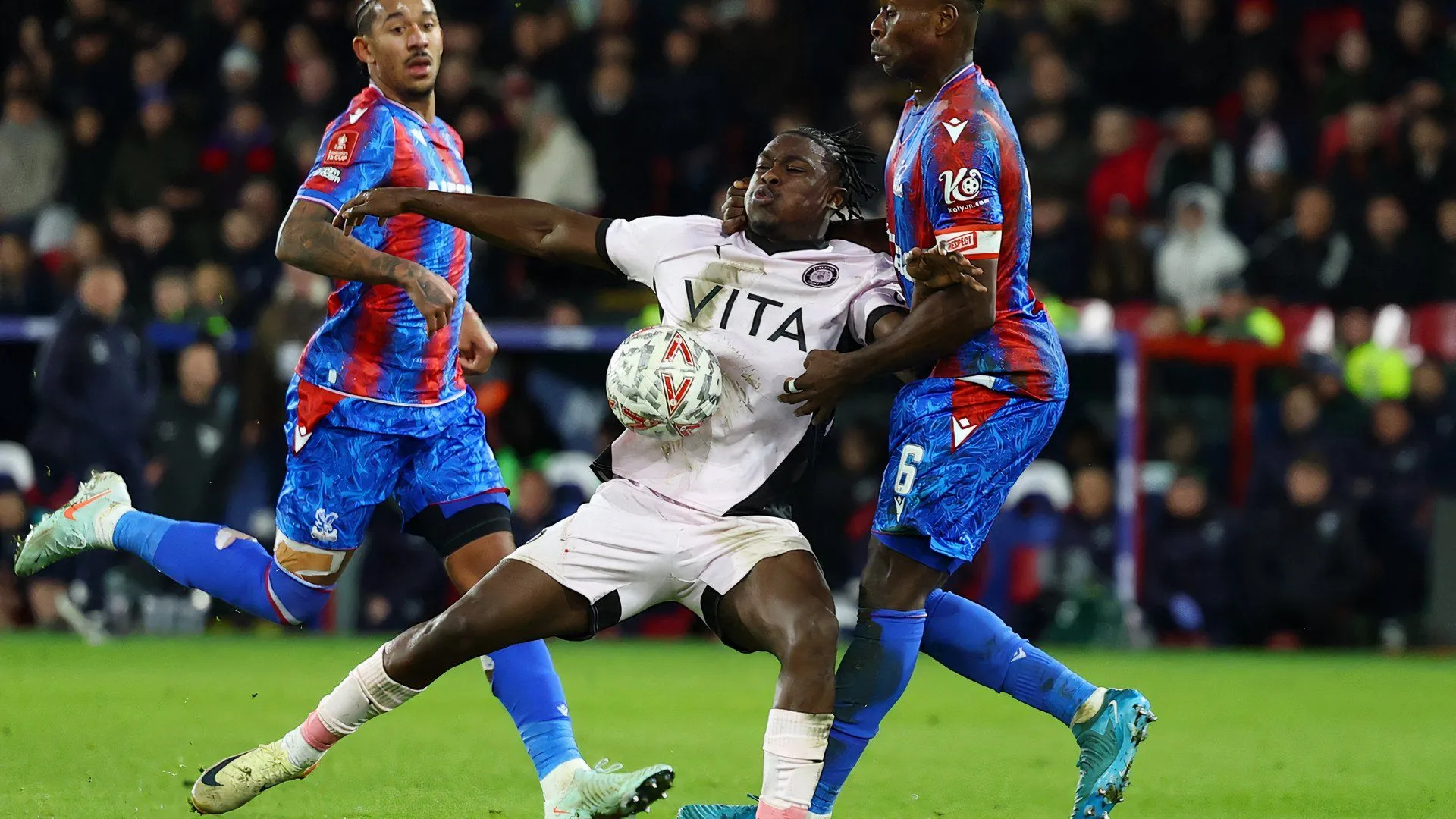 Tanto Olaofe trong màu áo Stockport County tại League One