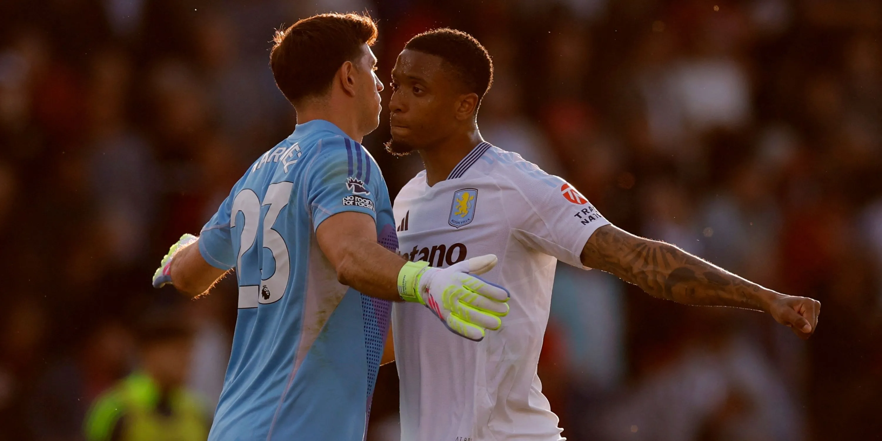 Thủ môn Emi Martinez của Aston Villa vẫy tay chào tạm biệt người hâm mộ