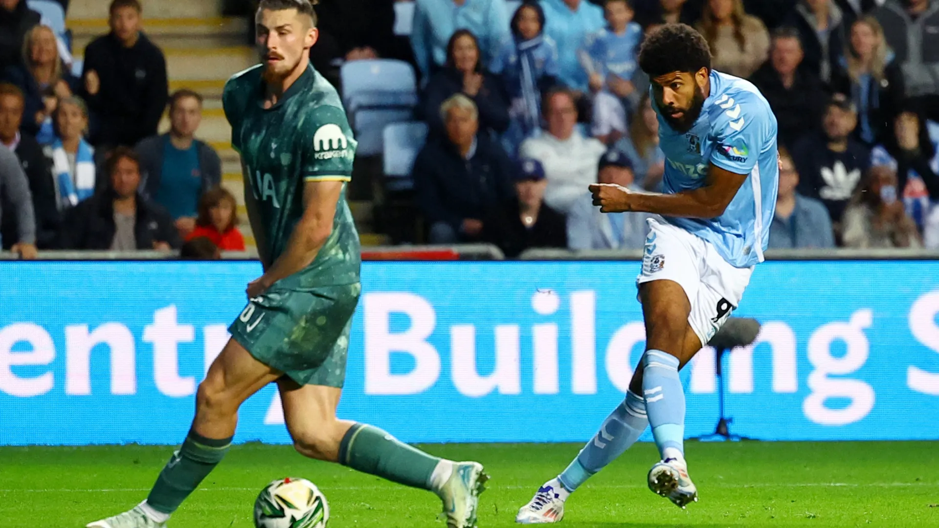 Tiền đạo Ellis Simms trong màu áo Coventry City tại Championship