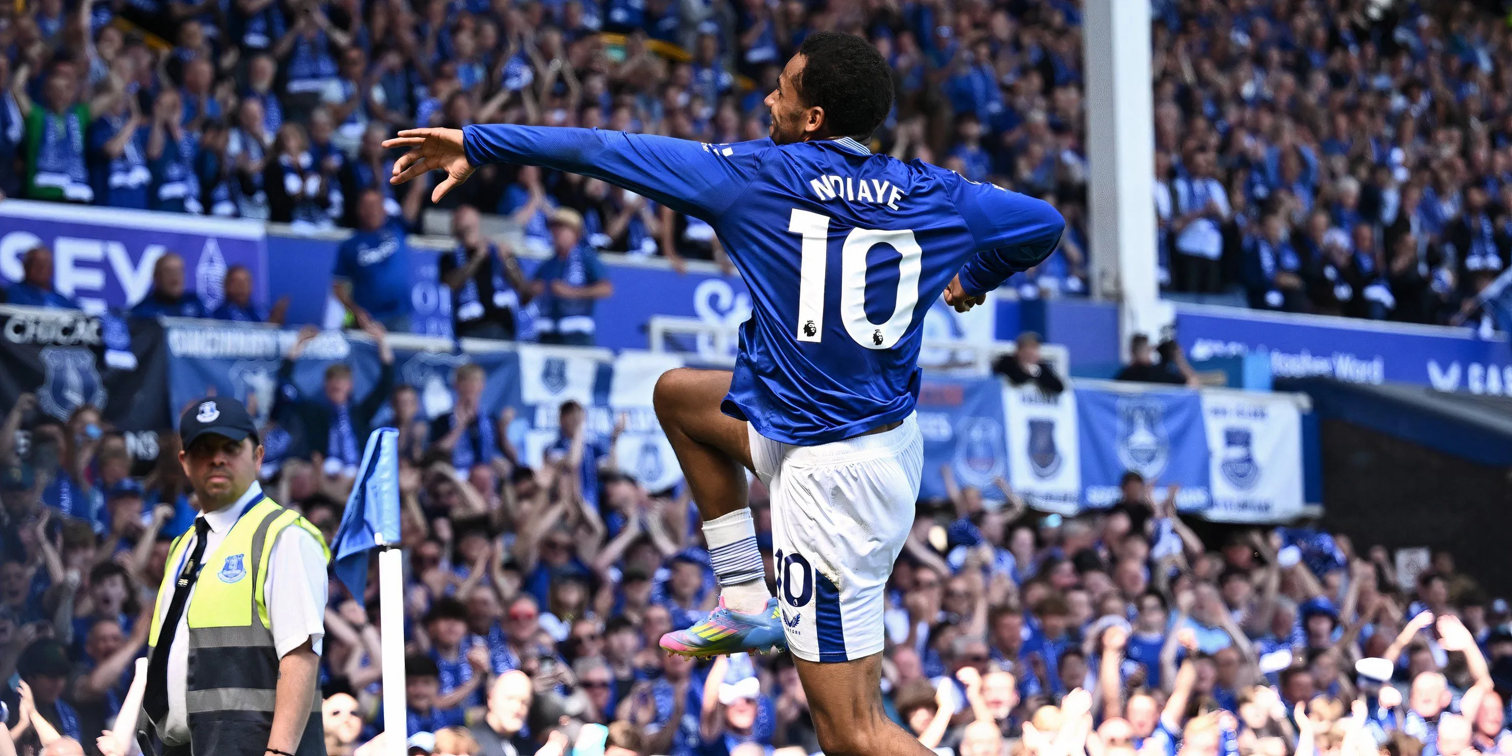Tiền đạo Iliman Ndiaye của Everton trong một trận đấu tại Premier League