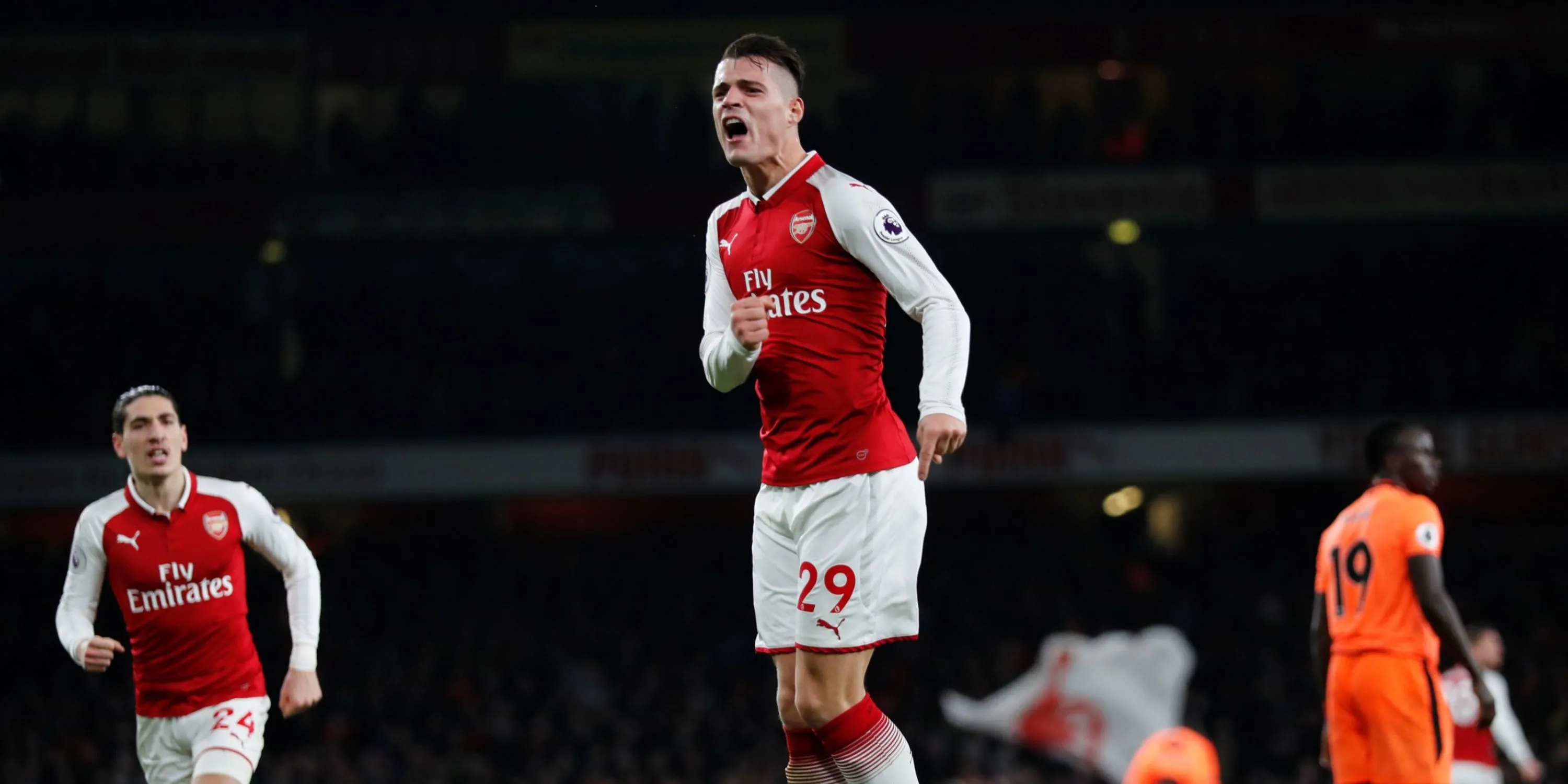Tiền vệ Granit Xhaka thi đấu cho Arsenal