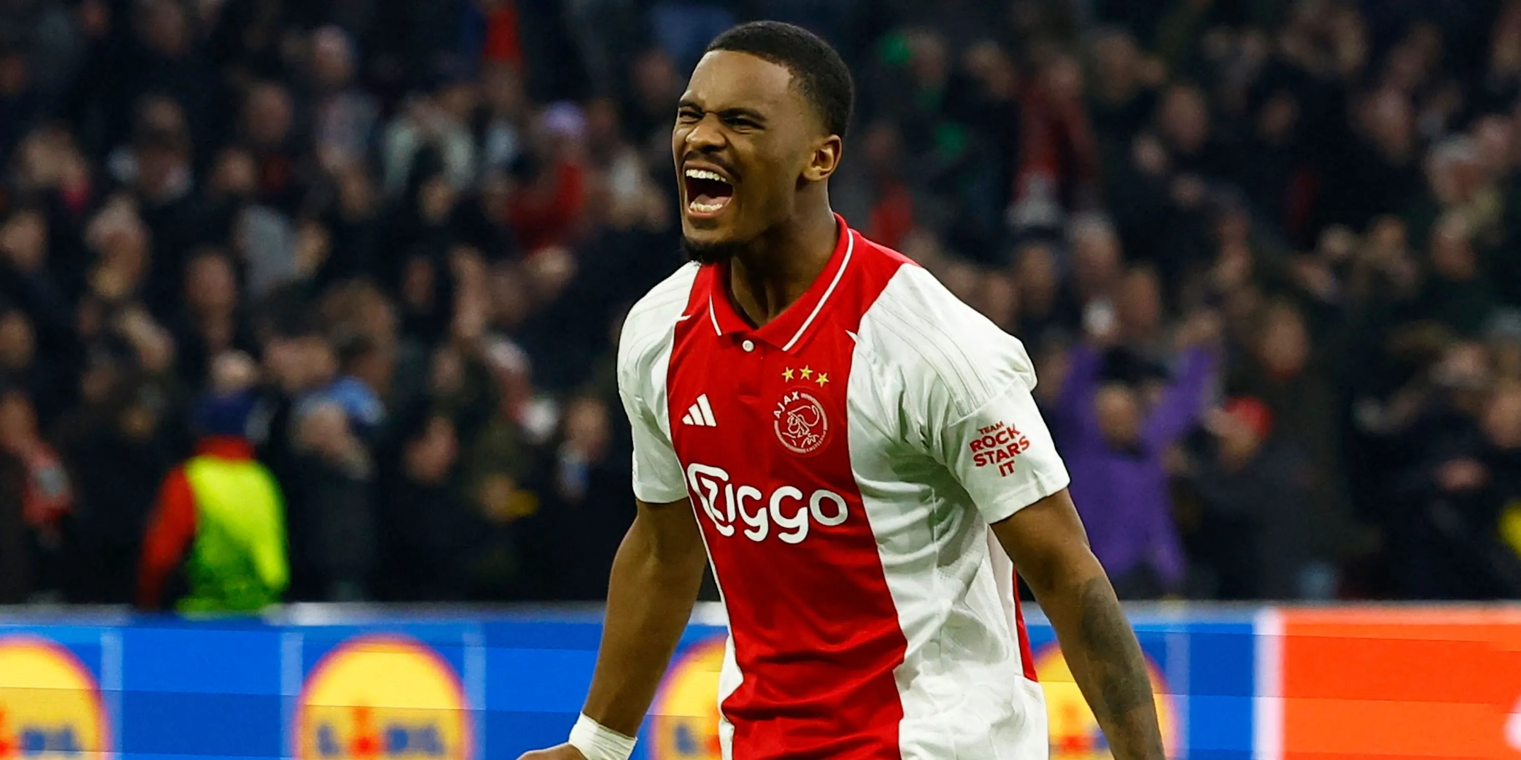 Trung vệ Jorrel Hato của Ajax Amsterdam ăn mừng sau trận đấu.