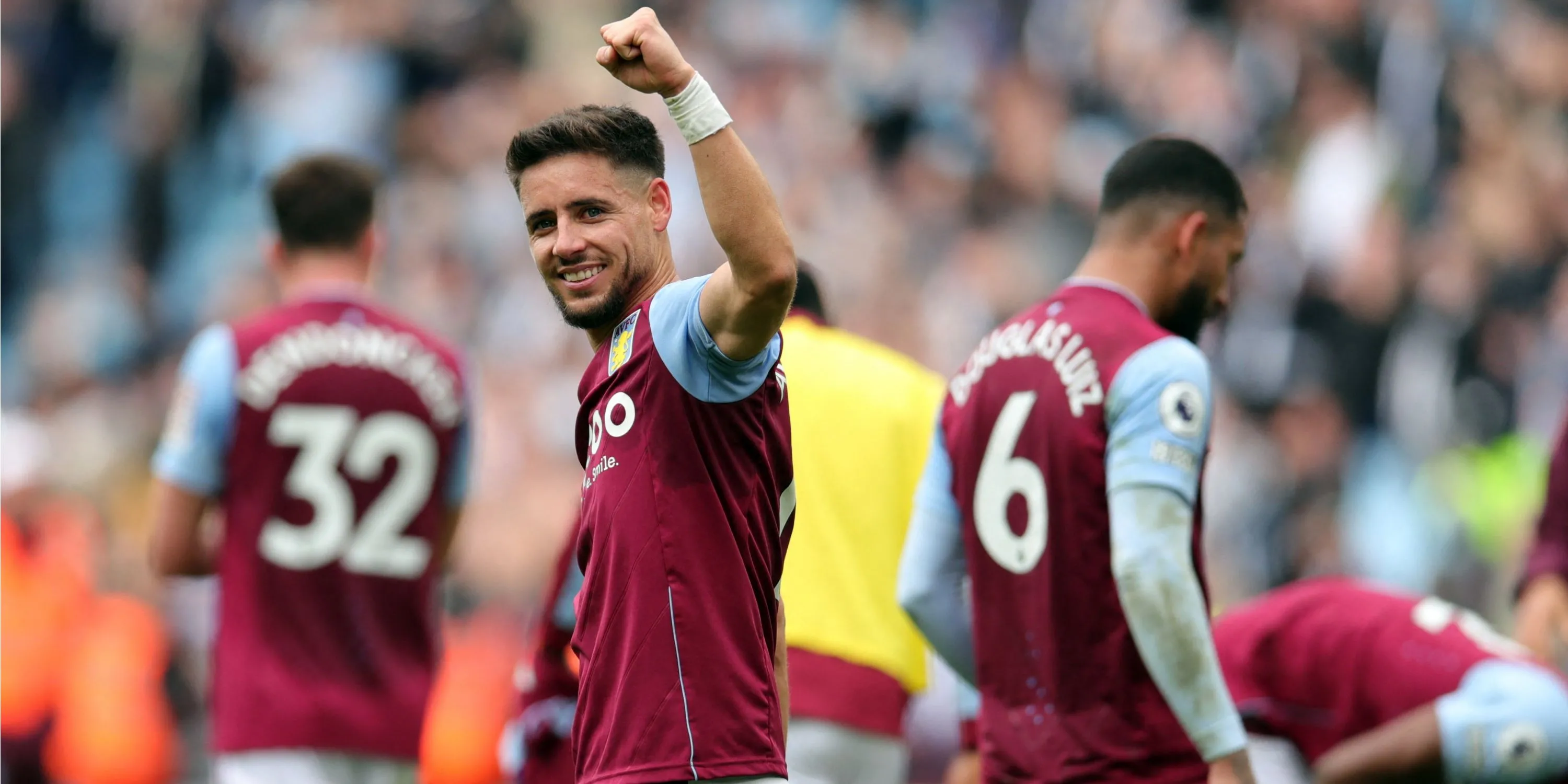Alex Moreno của Aston Villa tranh chấp bóng tại Premier League, cầu thủ được Leeds theo đuổi