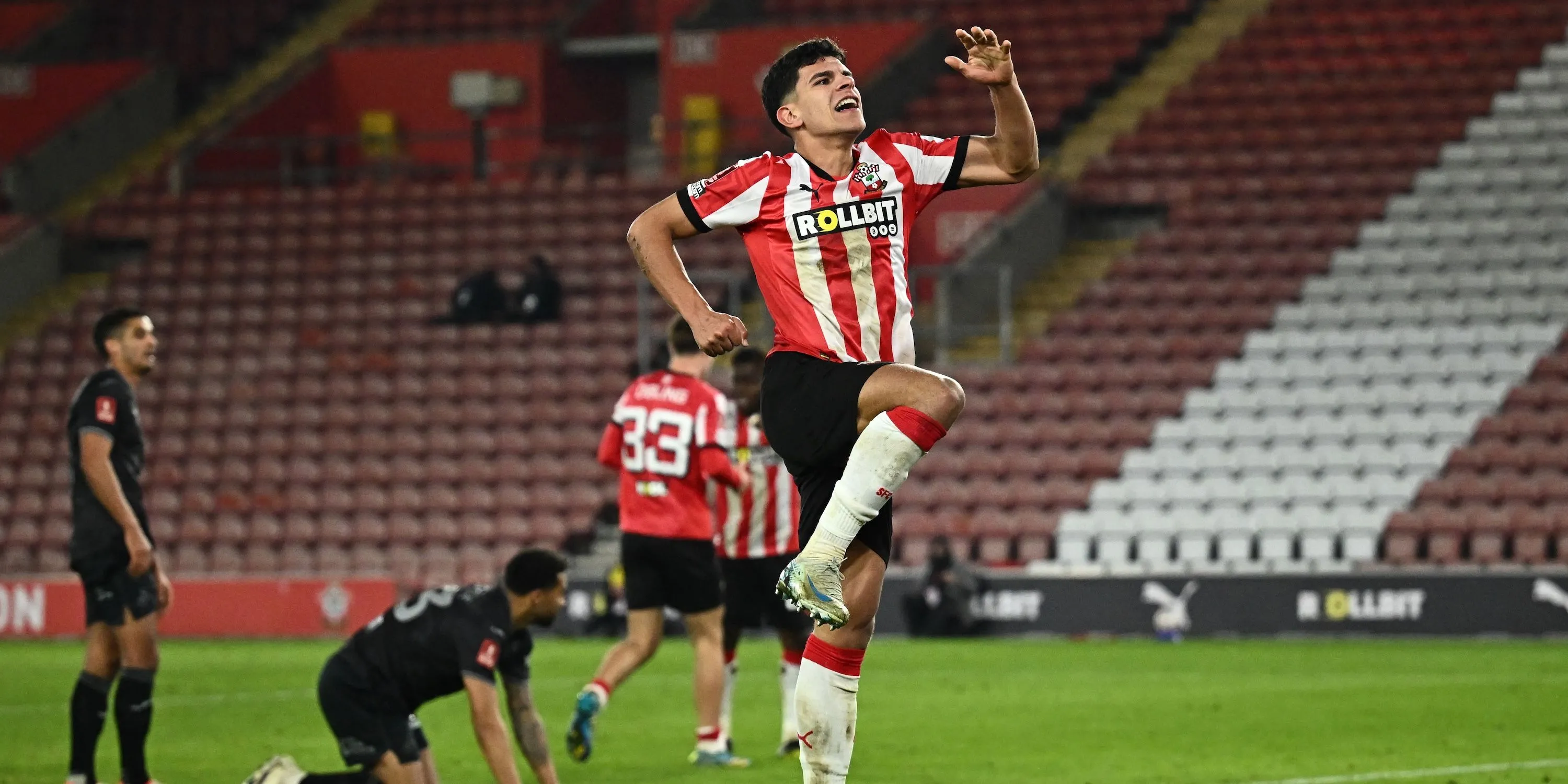 Cầu thủ chạy cánh trẻ Tyler Dibling khi còn thi đấu cho Southampton