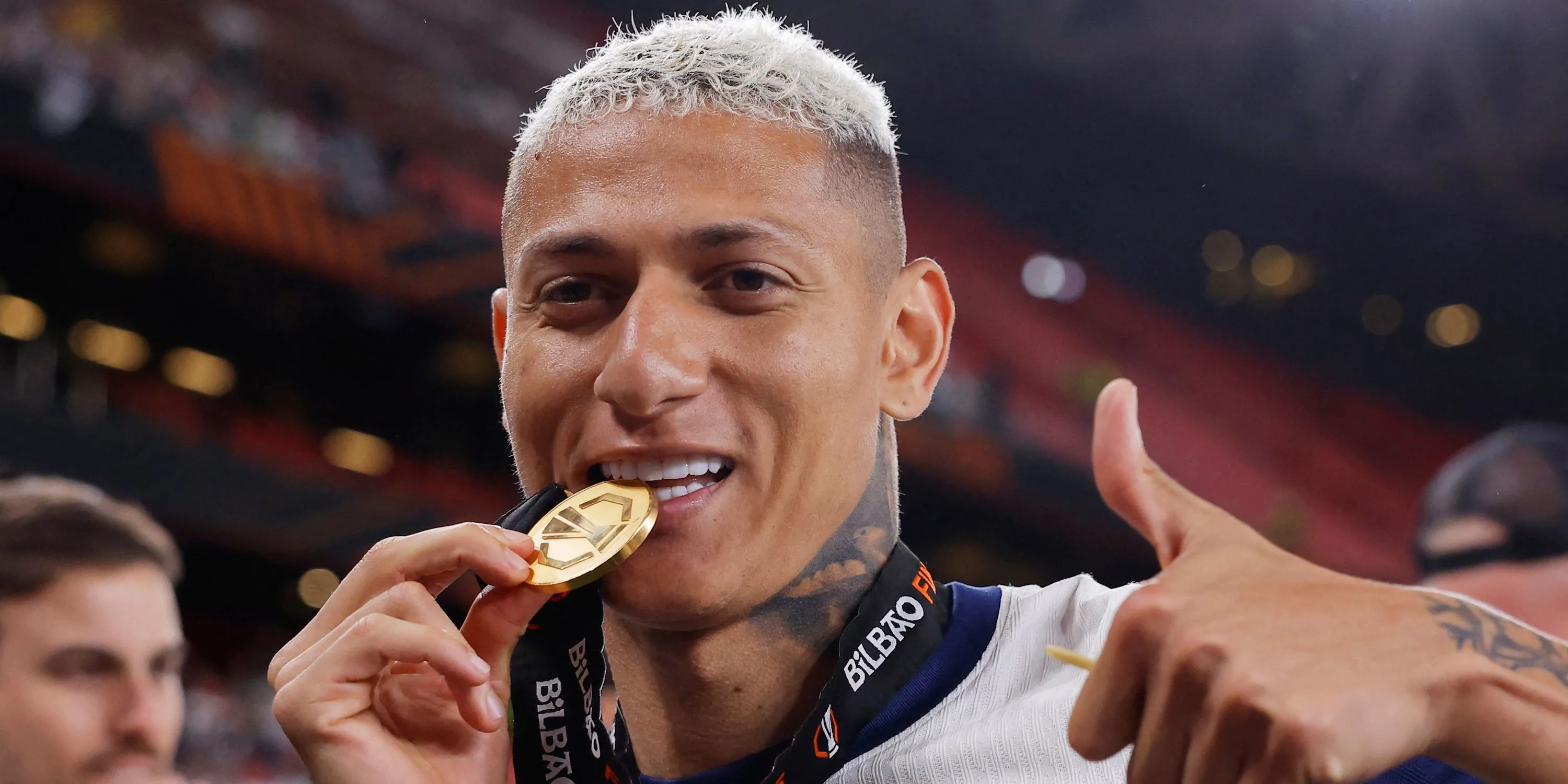 Cầu thủ của Tottenham Hotspur Richarlison ăn mừng sau khi vô địch Europa League