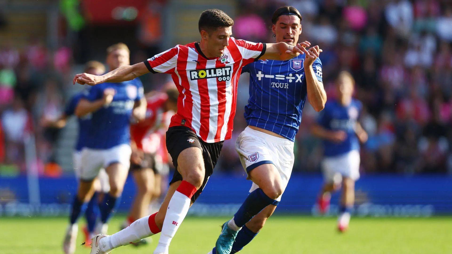 Cầu thủ Southampton thi đấu trong một trận đấu tại giải đấu hạng Nhất Anh