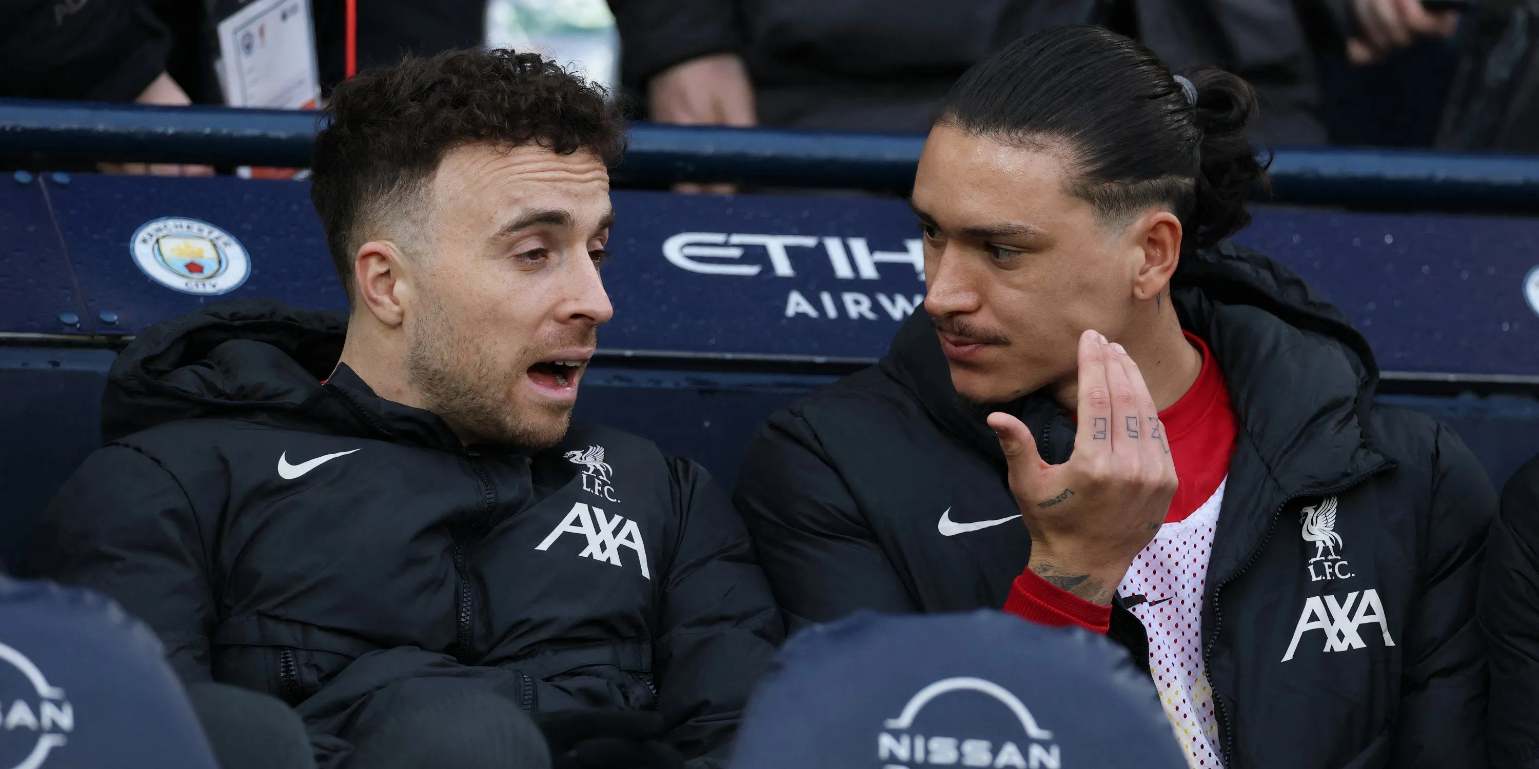 Darwin Nunez và Diogo Jota trò chuyện trên băng ghế dự bị Liverpool