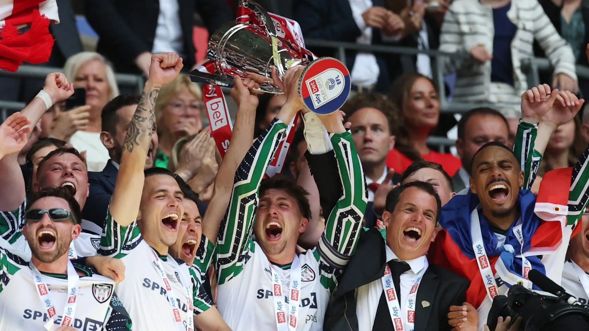 Đội trưởng Dan Neil nâng cúp ăn mừng Sunderland thăng hạng Premier League