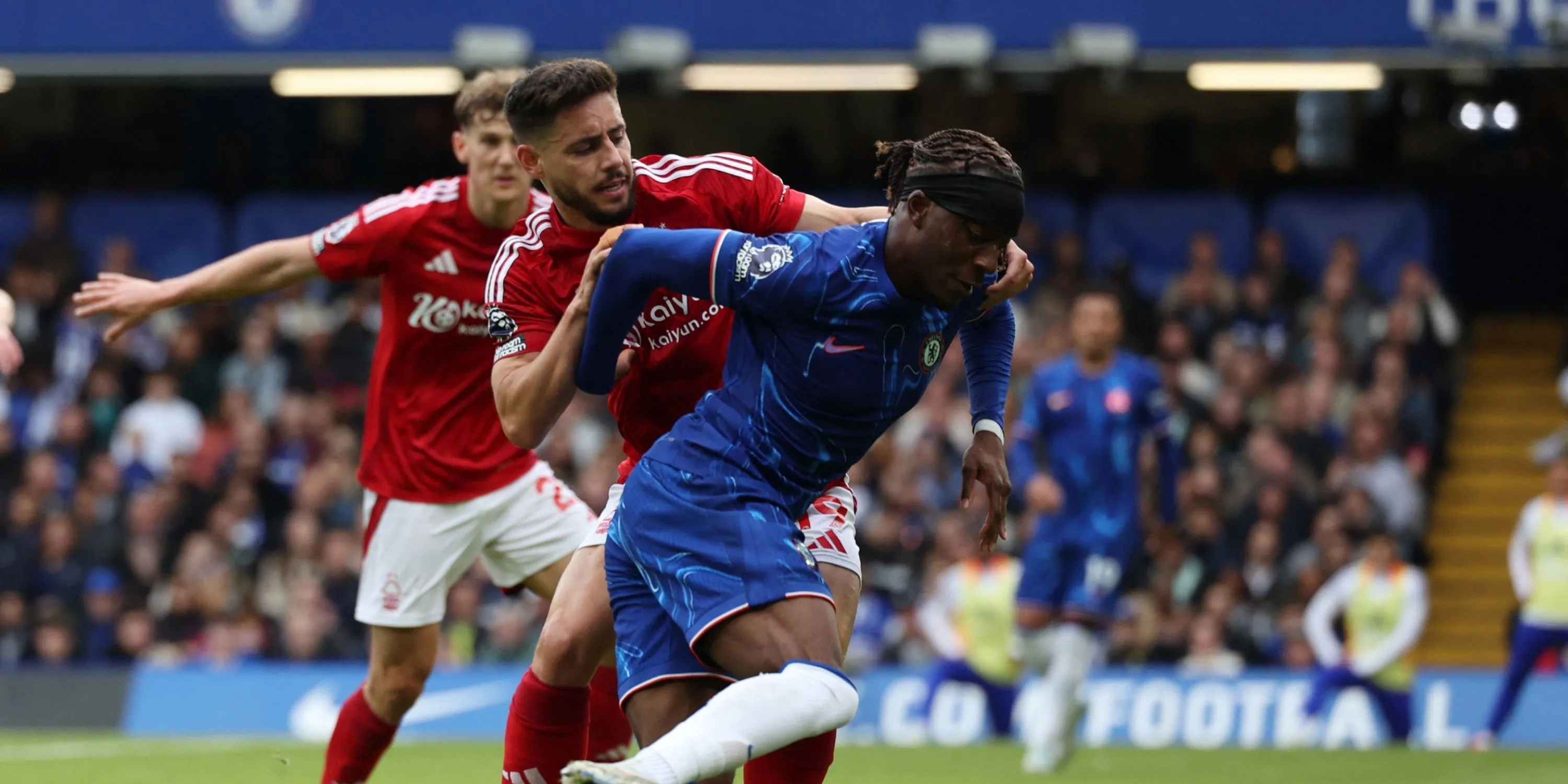 Hậu vệ Alex Moreno thi đấu cho Nottingham Forest