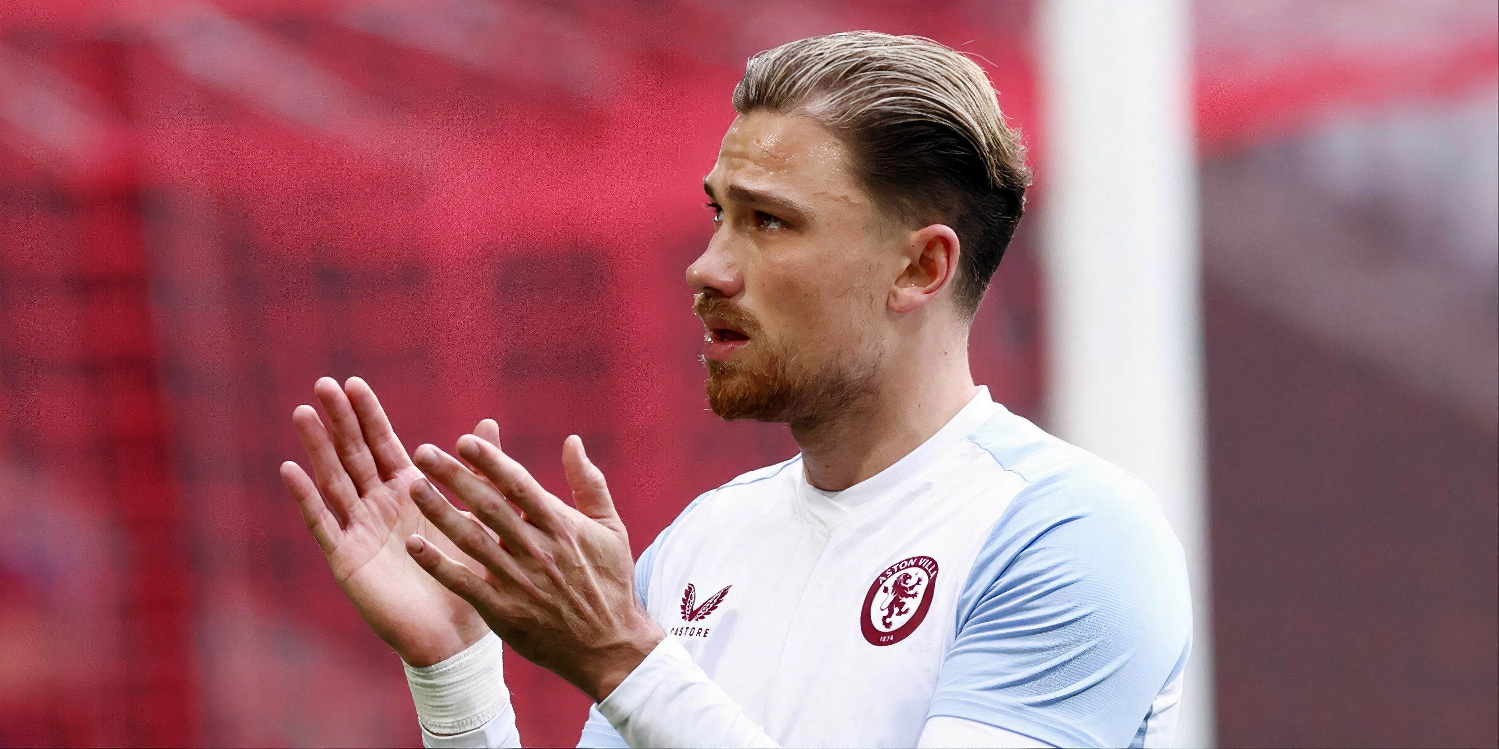 Hậu vệ cánh phải Matty Cash trong màu áo Aston Villa