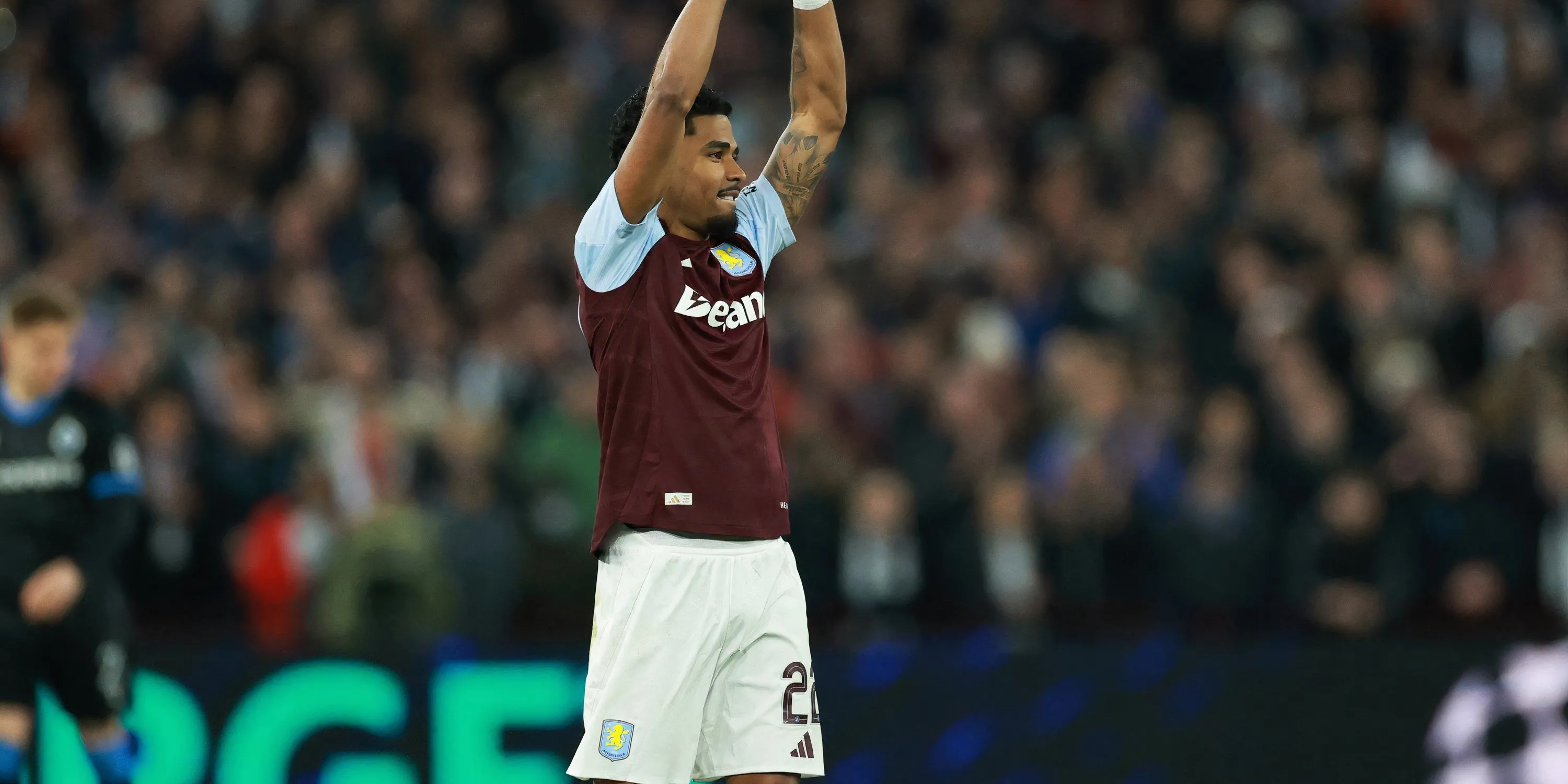 Hậu vệ cánh trái Ian Maatsen trong đội hình Aston Villa