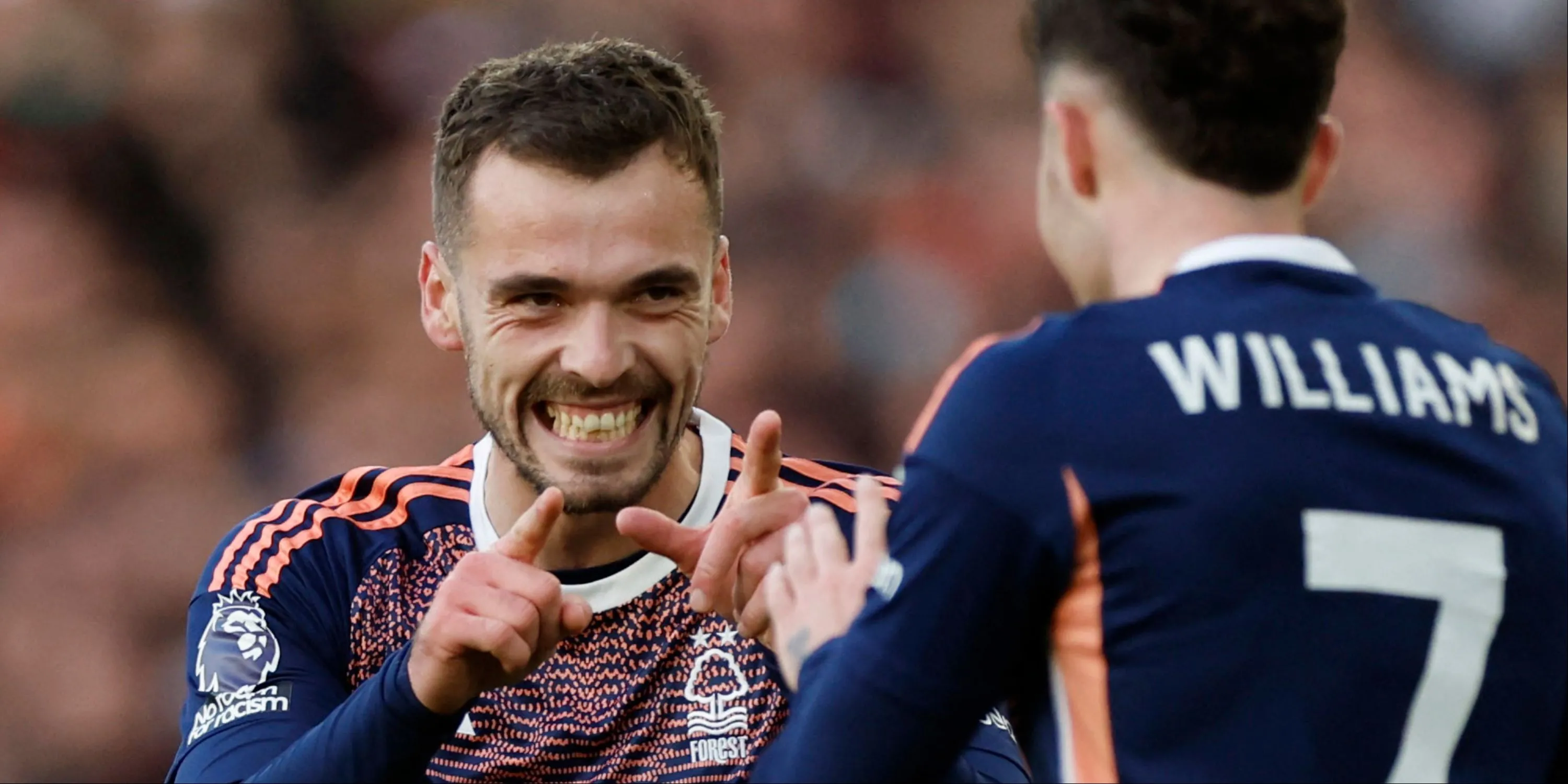 Hậu vệ Harry Toffolo thi đấu cho Nottingham Forest tại Ngoại hạng Anh