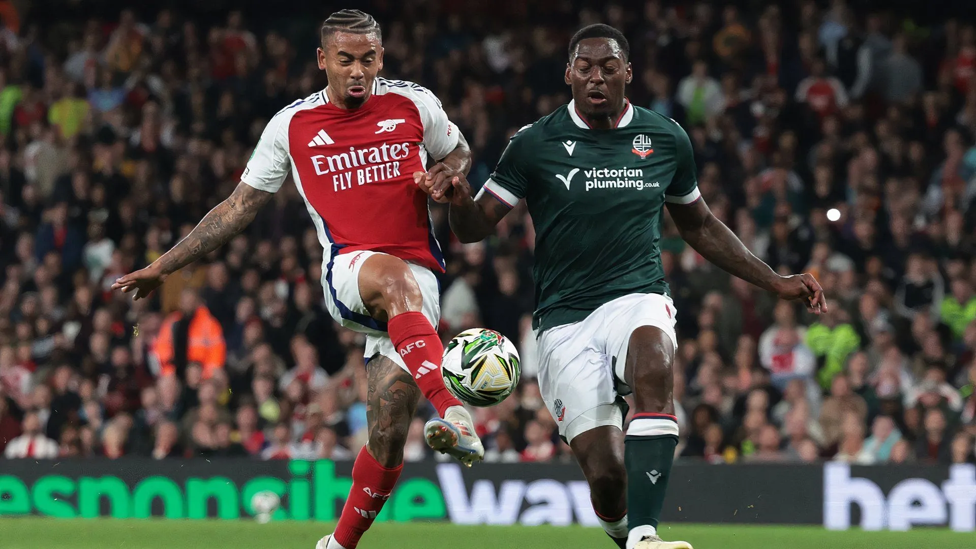 Hậu vệ Ricardo Santos trong màu áo Bolton Wanderers, cầu thủ đang được Sheffield Wednesday quan tâm đề nghị hợp đồng