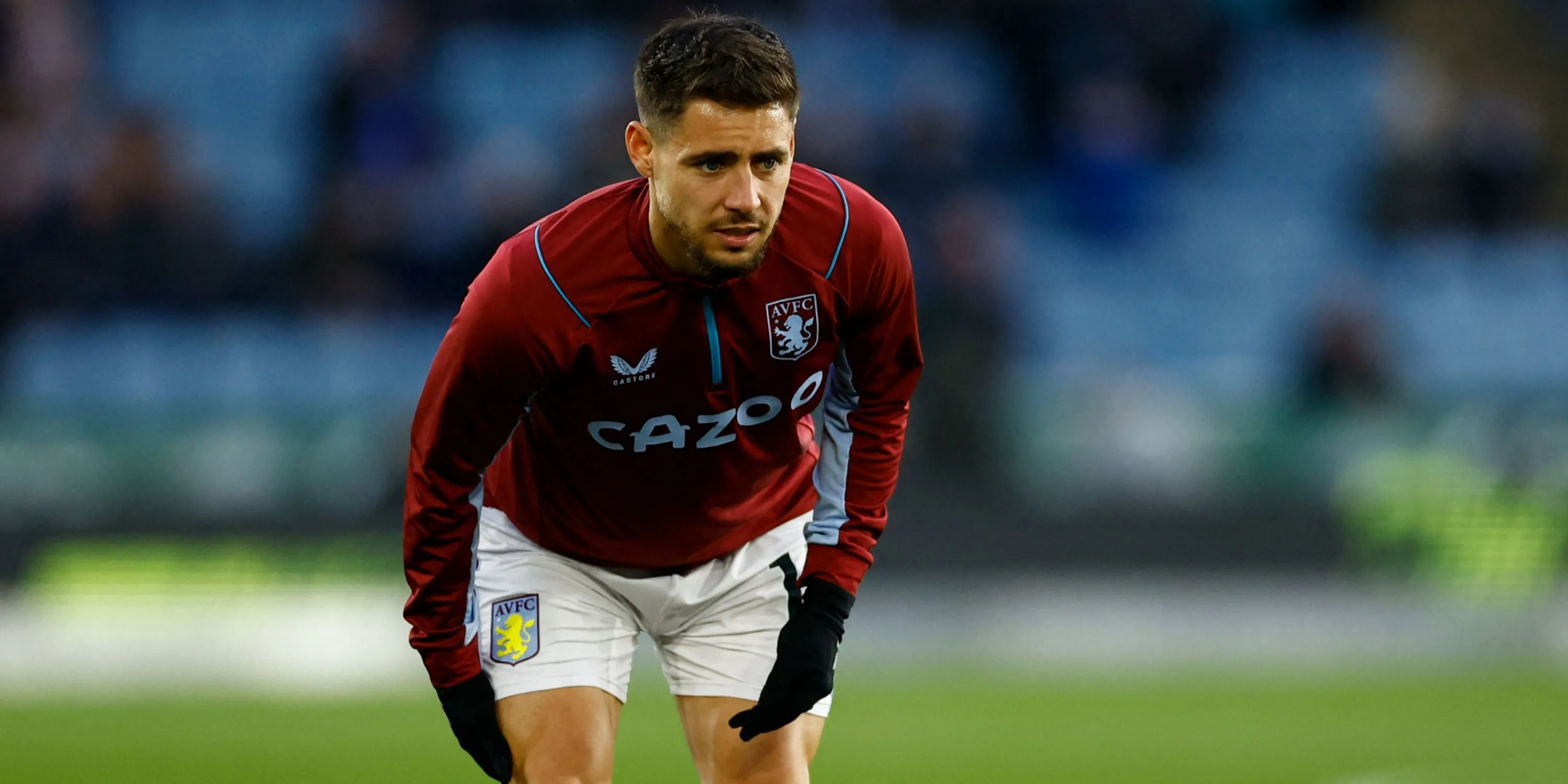 Hậu vệ trái Alex Moreno trong màu áo Aston Villa, mục tiêu tiềm năng của Leeds United