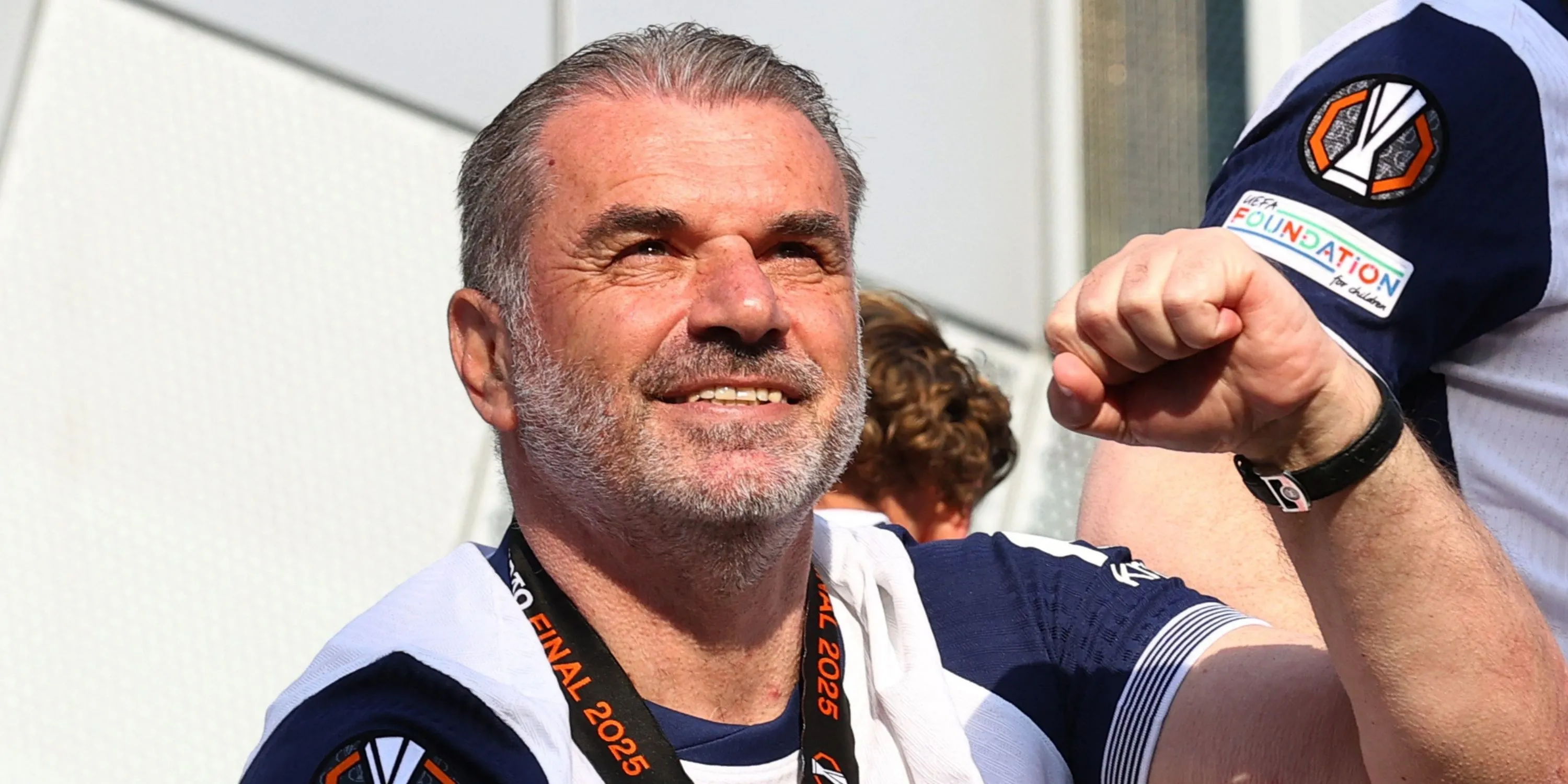HLV Ange Postecoglou trên sân trong trận đấu của Tottenham tại Premier League
