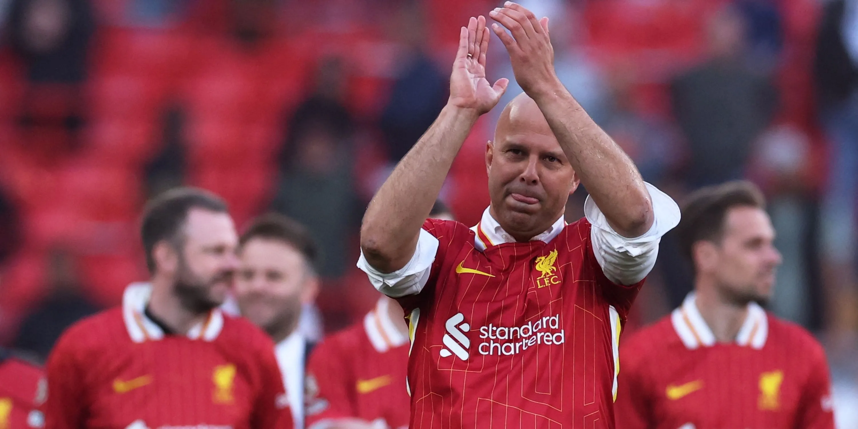 HLV Liverpool Arne Slot ăn mừng chức vô địch Premier League 2024/25