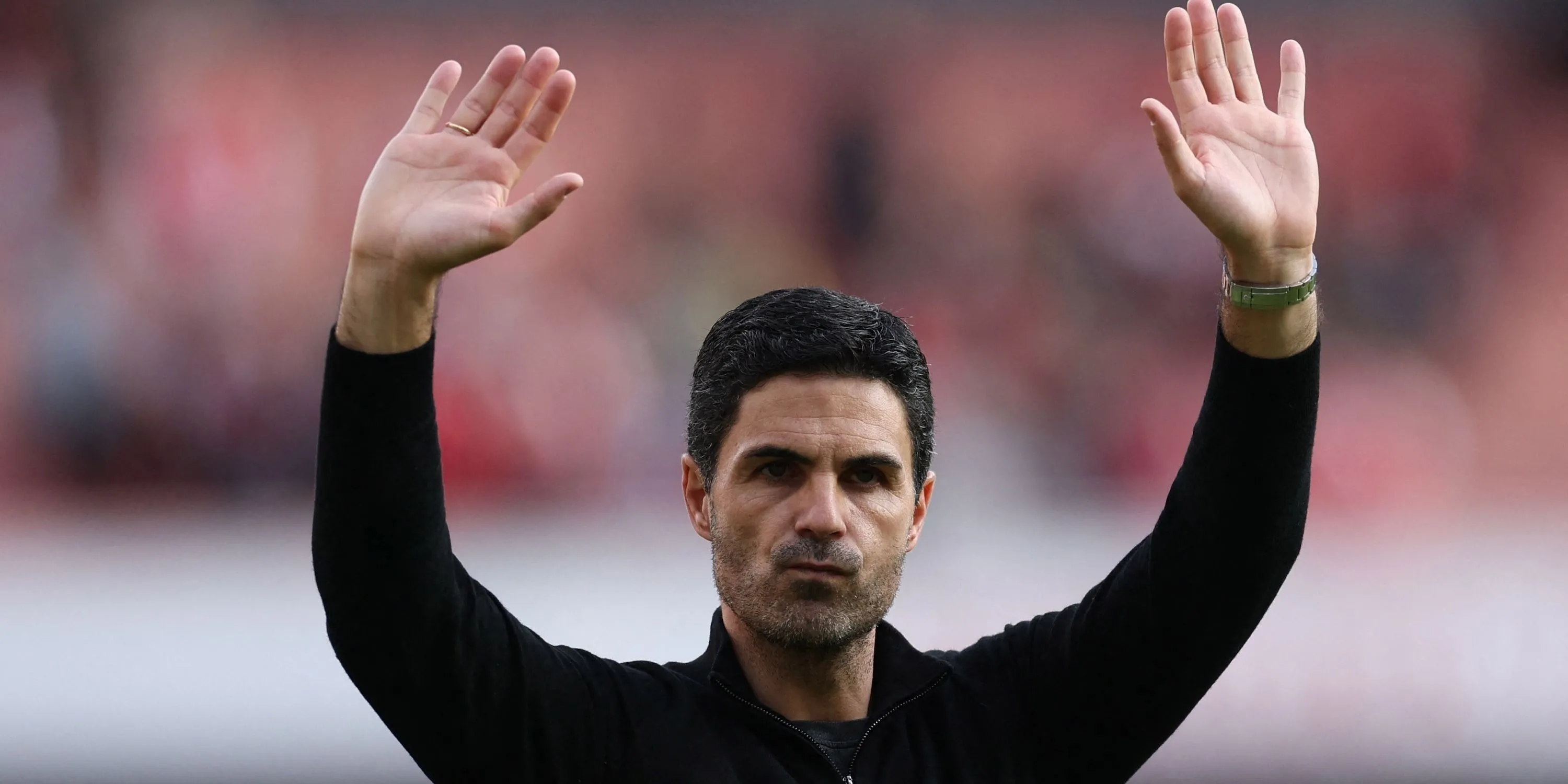 HLV Mikel Arteta vẫy chào người hâm mộ trên sân sau một trận đấu của Arsenal