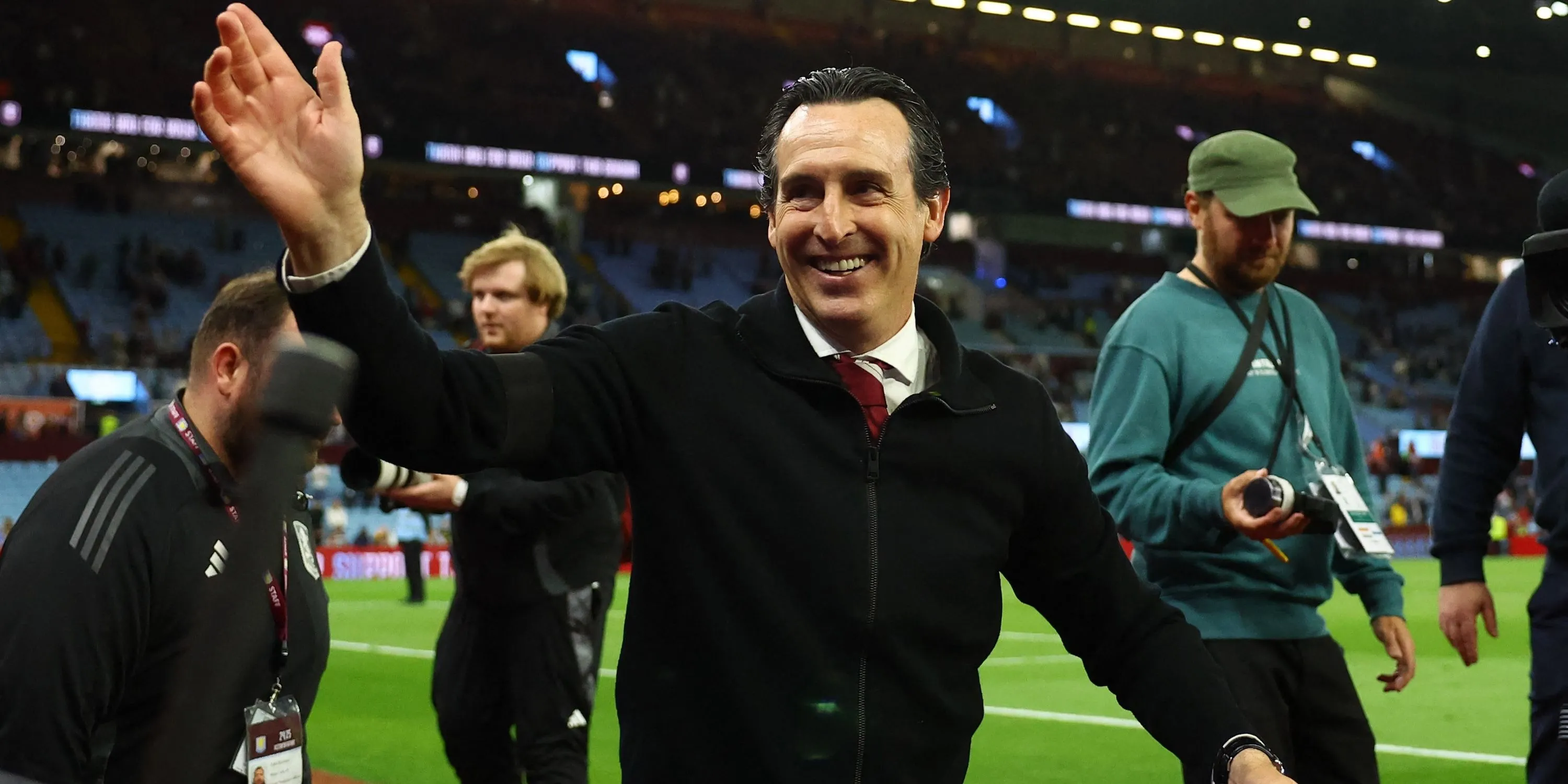 Huấn luyện viên Unai Emery của Aston Villa vẫy tay chào người hâm mộ trên sân