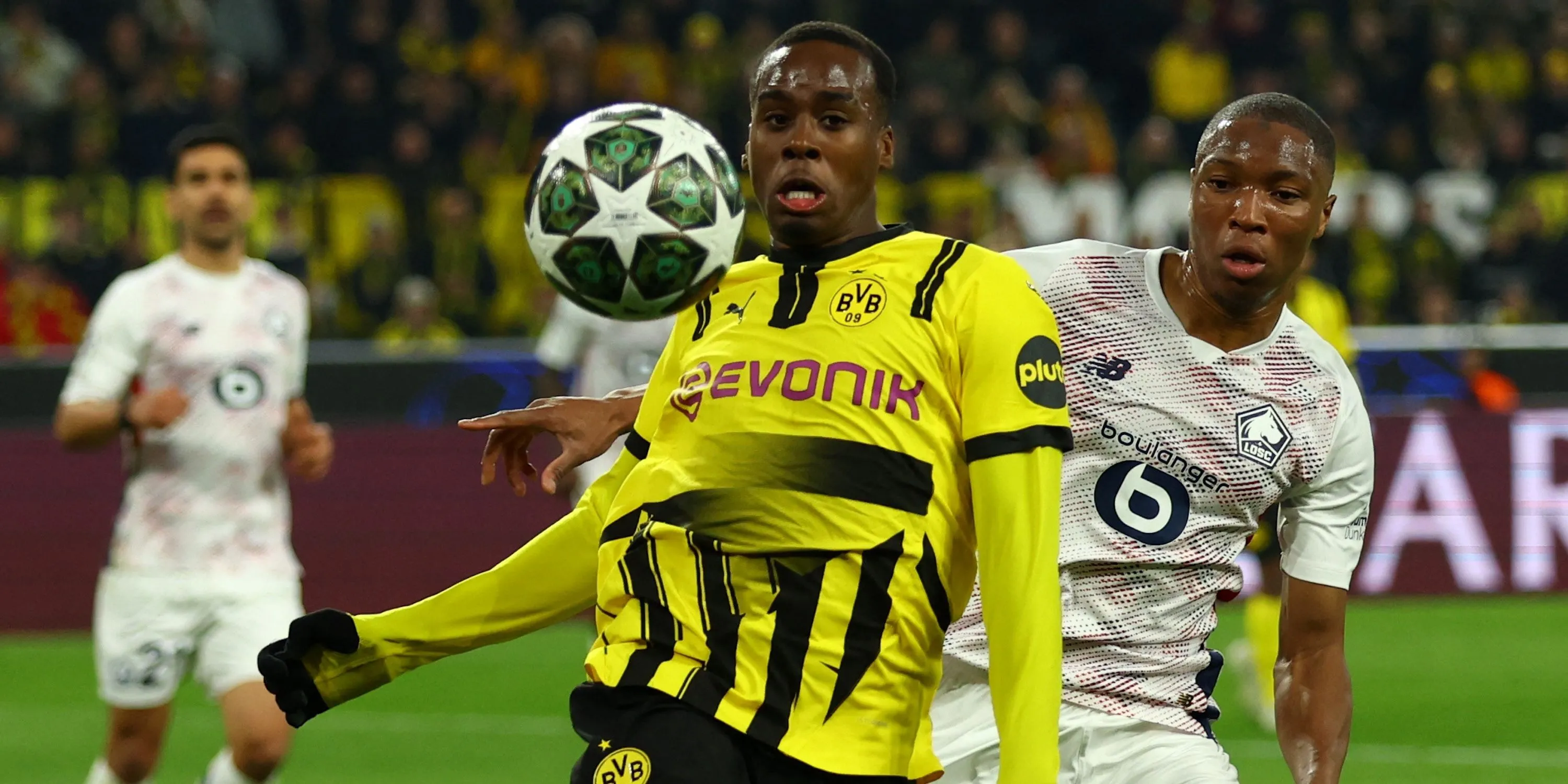 Jamie Bynoe-Gittens của Dortmund tranh bóng với Bafode Diakite của Lille
