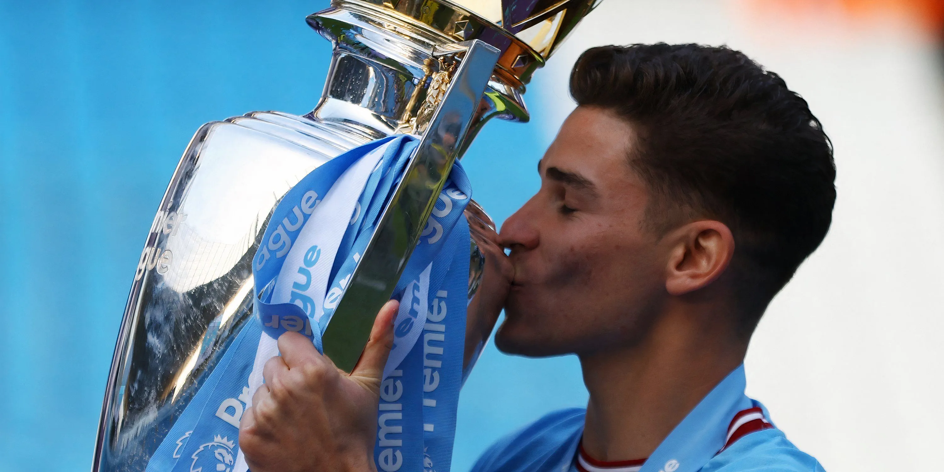 Julian Alvarez ăn mừng danh hiệu Premier League cùng Manchester City