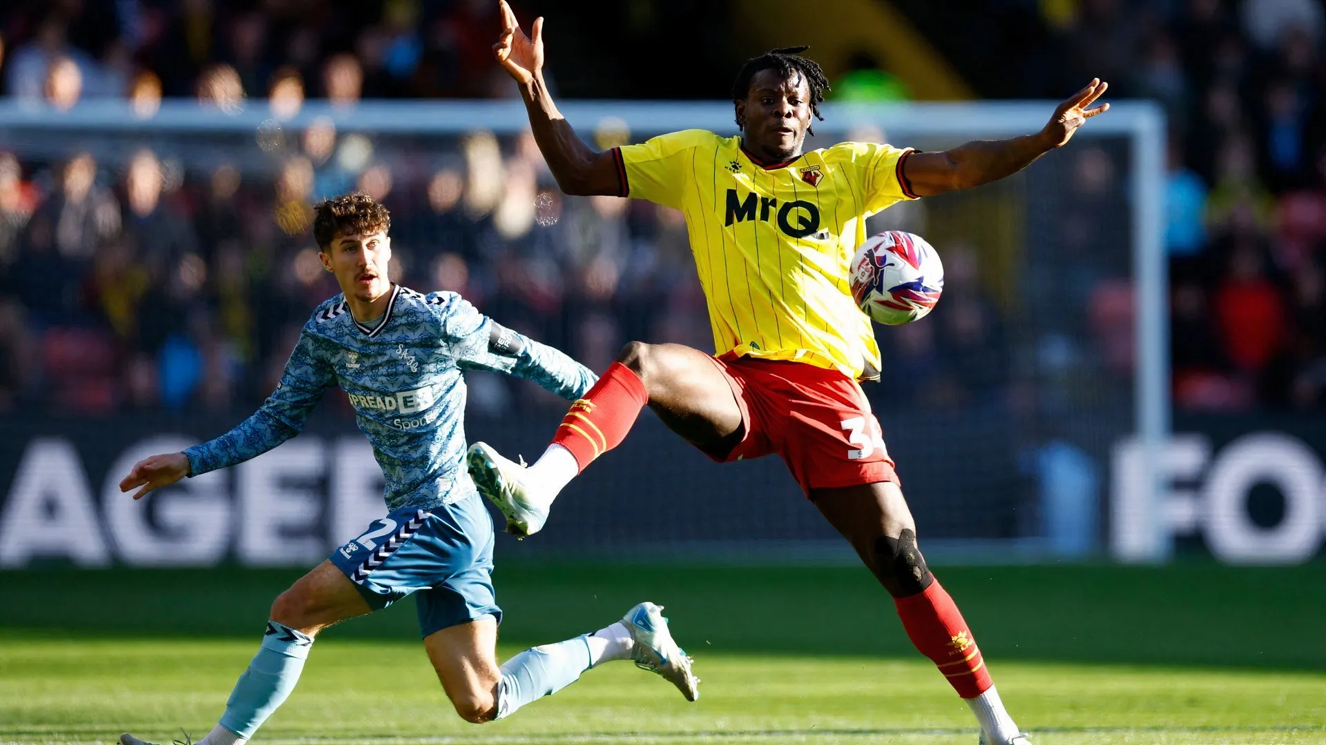 Kwadwo Baah, tiền vệ trẻ của Watford, trong một trận đấu