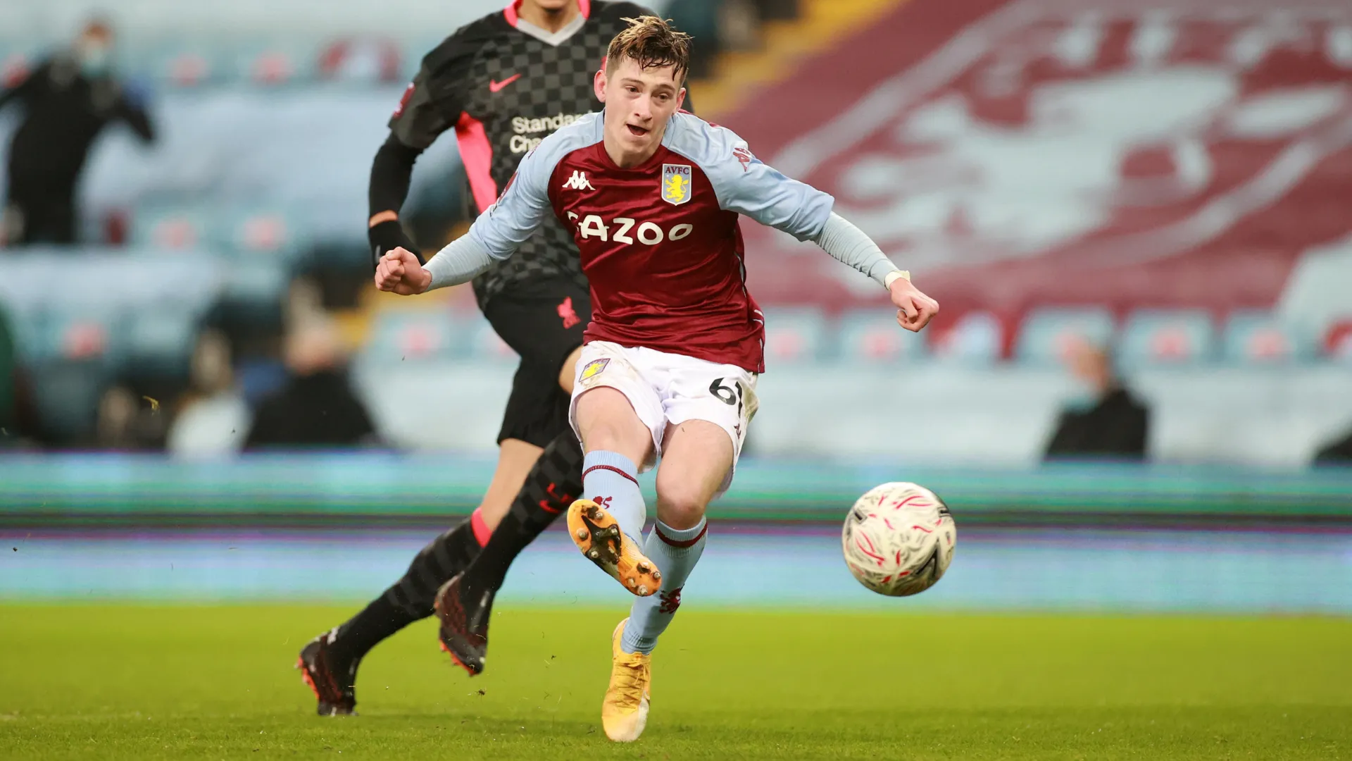 Louie Barry trong màu áo Aston Villa, tiền đạo trẻ đang được Derby County quan tâm