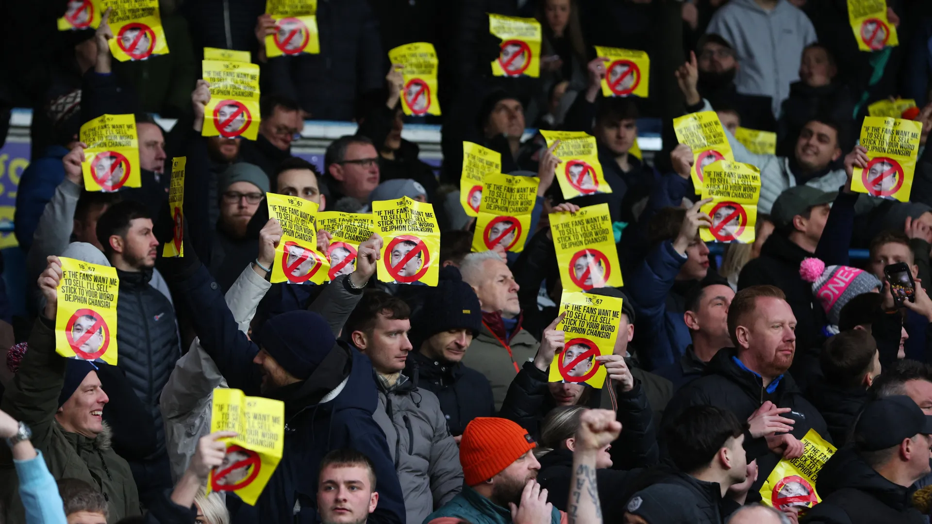 Người hâm mộ Sheffield Wednesday biểu tình phản đối chủ tịch Dejphon Chansiri giữa những lùm xùm về tài chính và bán đội