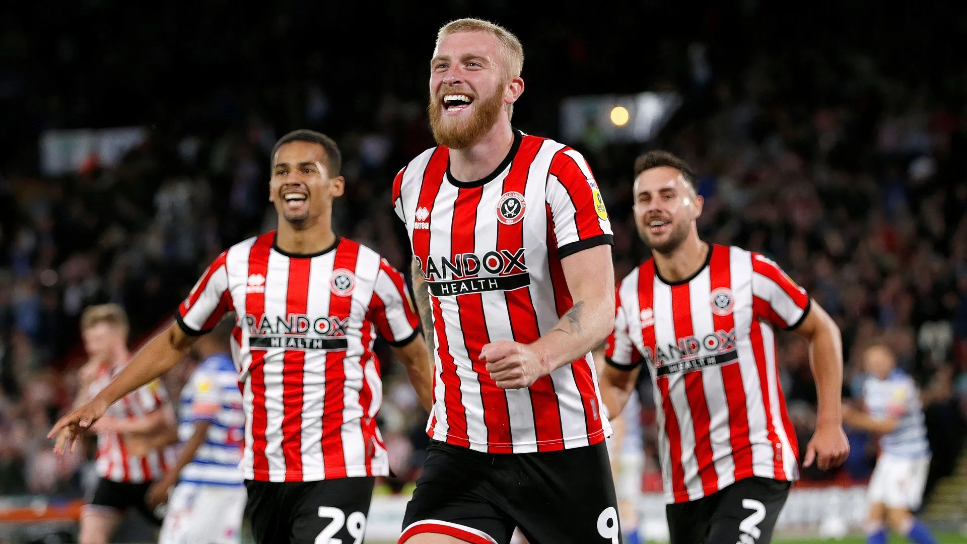 Oli McBurnie ghi bàn cho Sheffield United trong trận đấu với Reading tại Championship