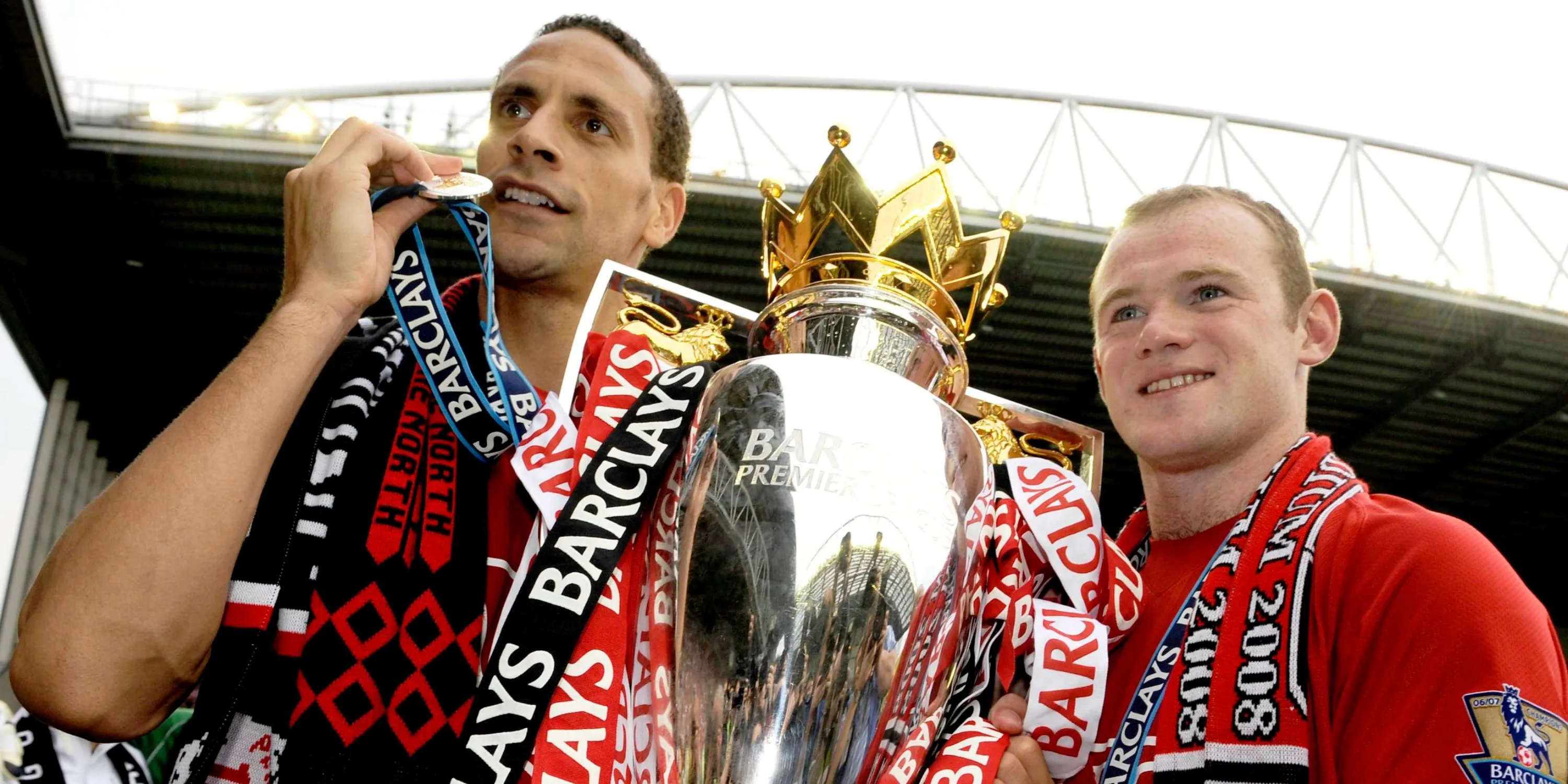 Rio Ferdinand và Wayne Rooney ăn mừng với cúp Premier League tại Manchester United sau khi Ferdinand rời Leeds