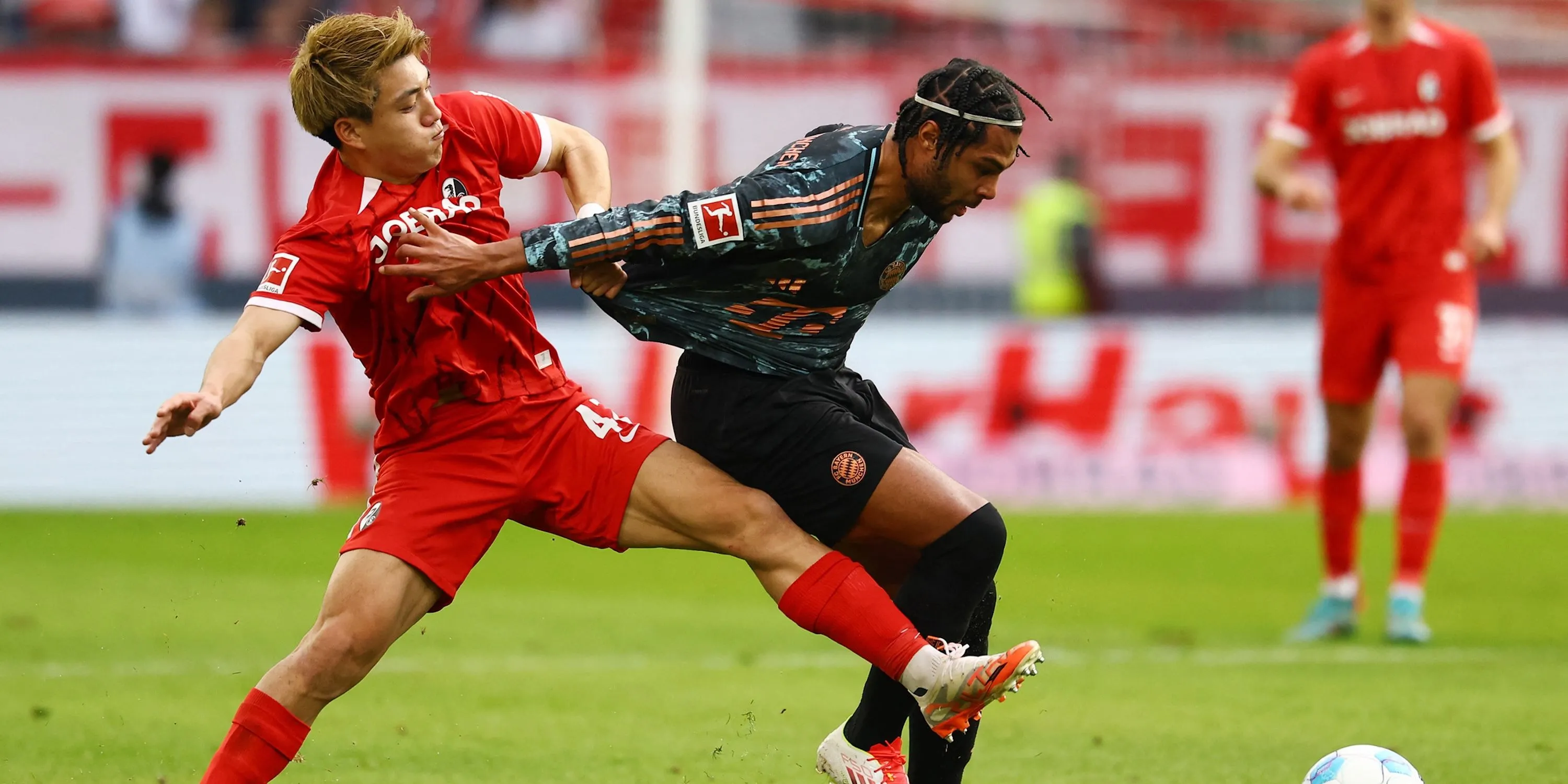 Serge Gnabry thi đấu cho Bayern Munich trong trận đấu với SC Freiburg